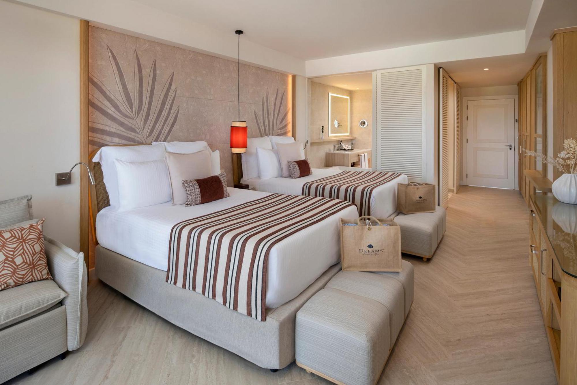 Suite Junior Preferred Club con cama doble y acceso directo a la piscina