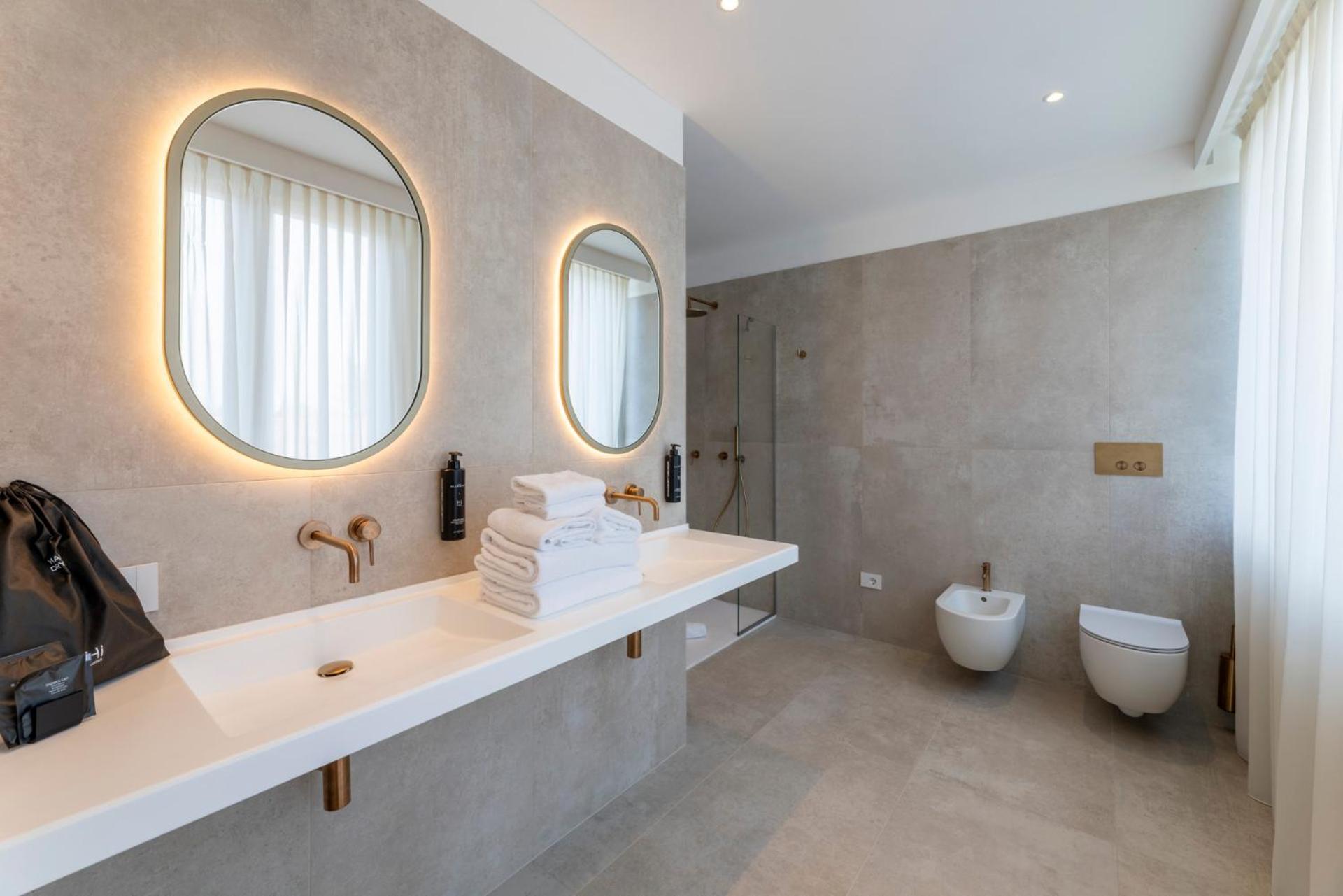 Suite con bañera de hidromasaje y cama grande