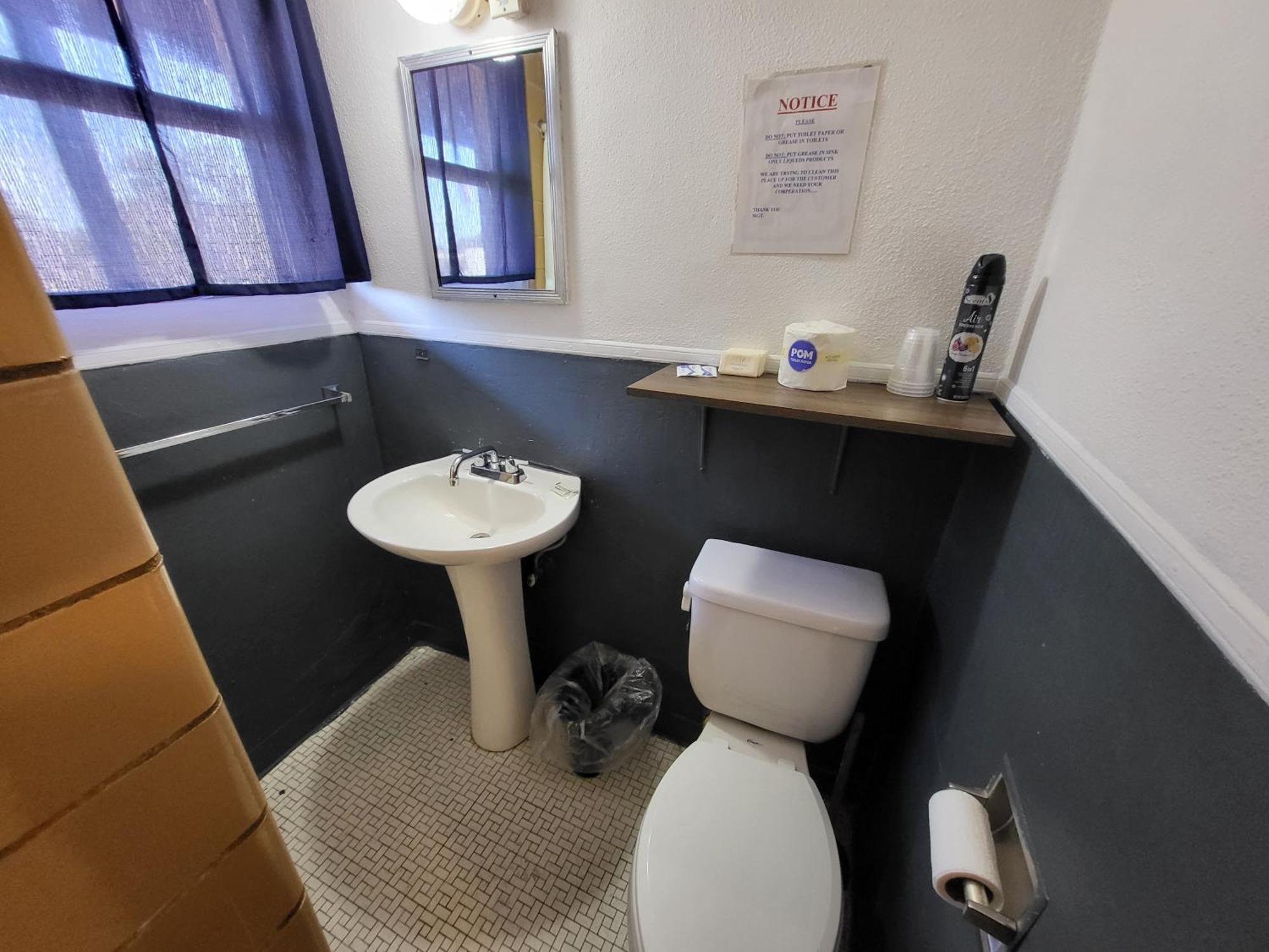 Deluxe Queen Suite