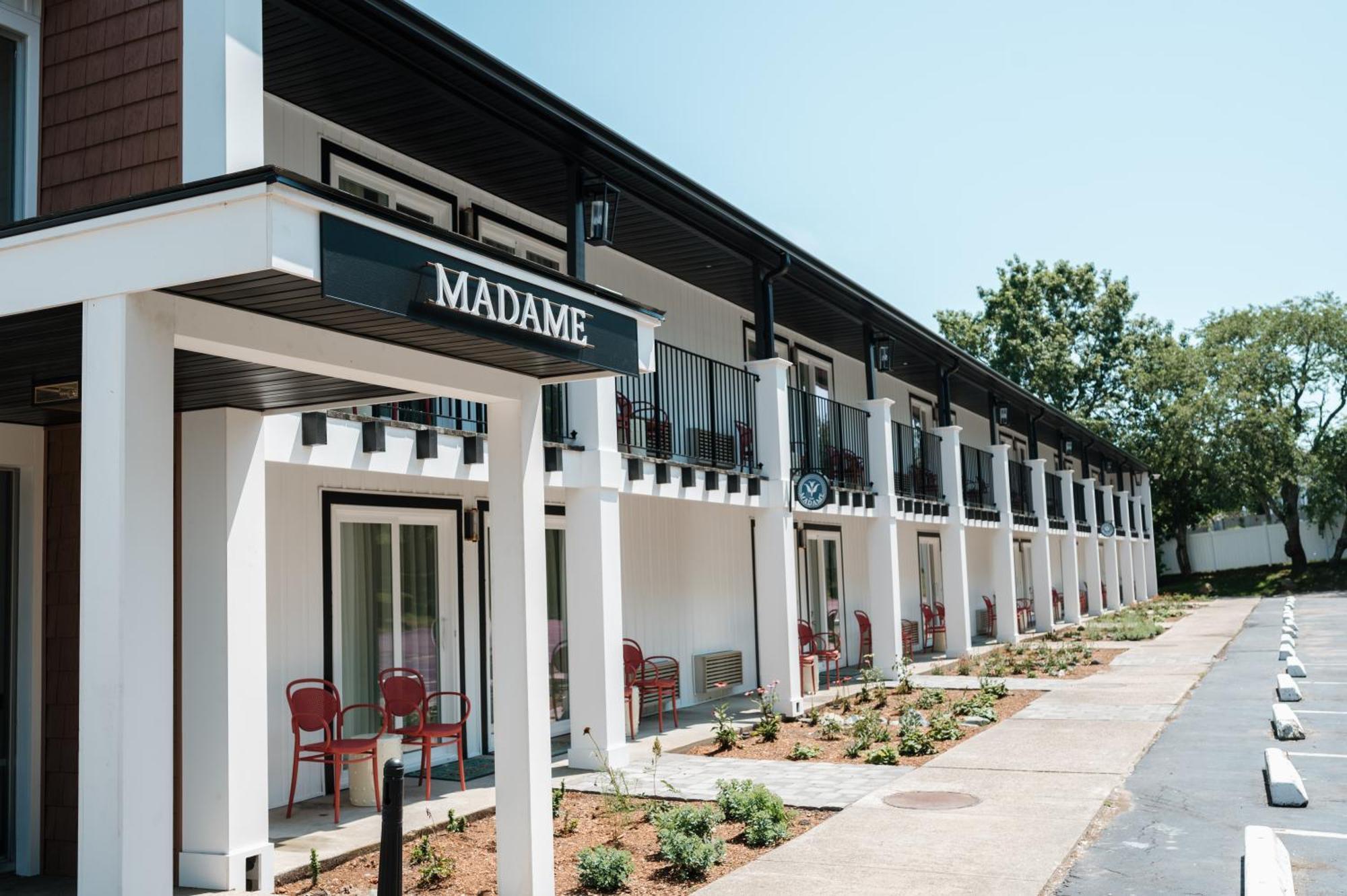 MADAME KING ACCESSIBLE