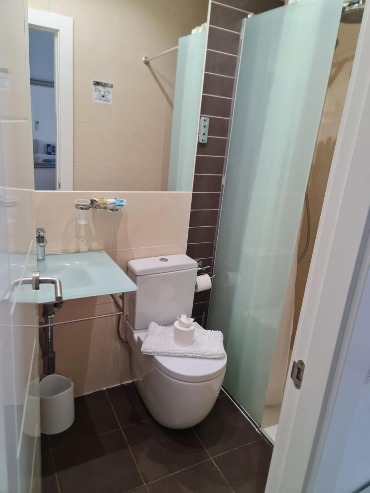Habitación con cama grande