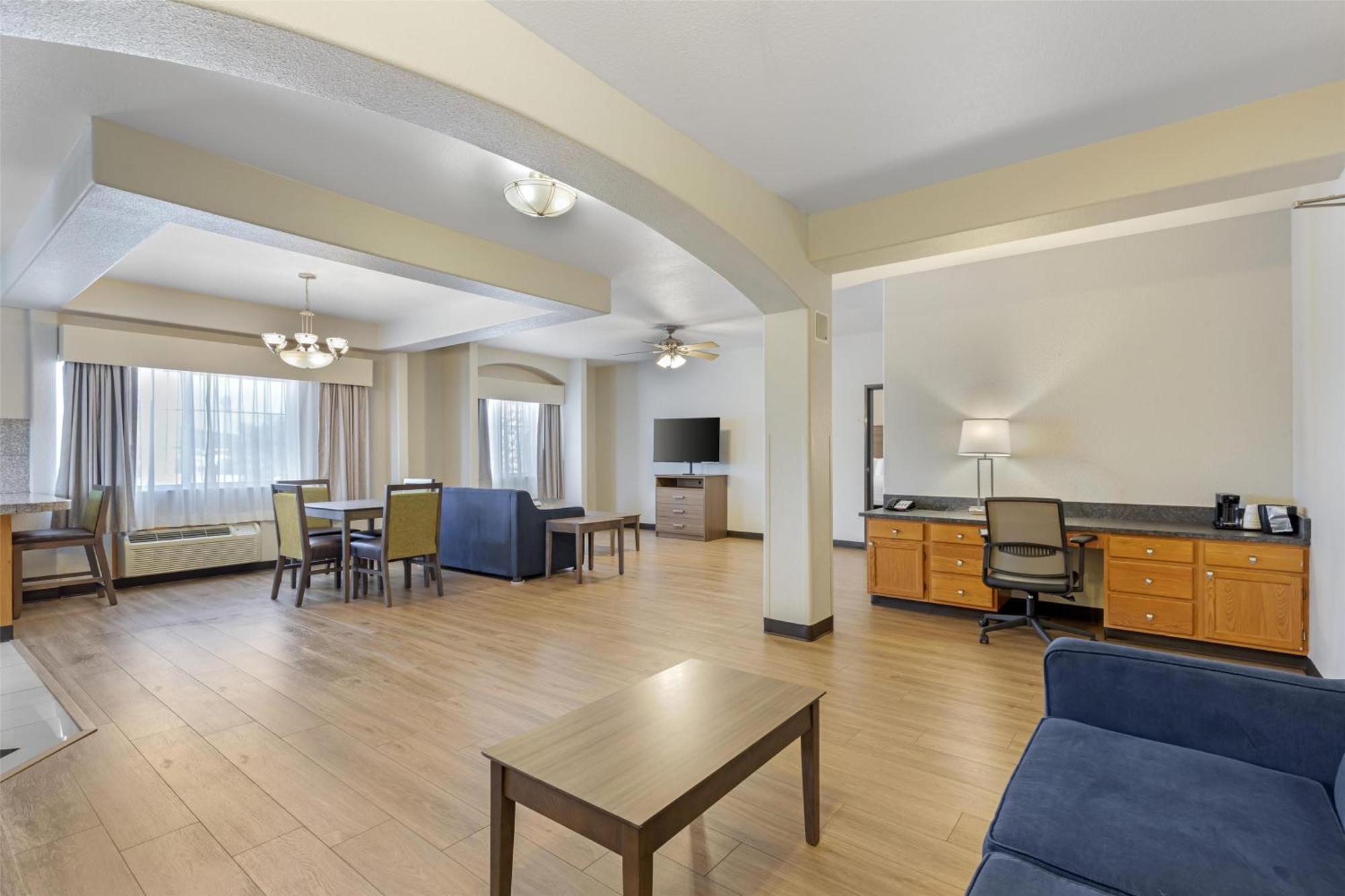 One-Bedroom Queen Suite with Two Queen Beds, Living Area and Walk-In Shower - Non-Smoking