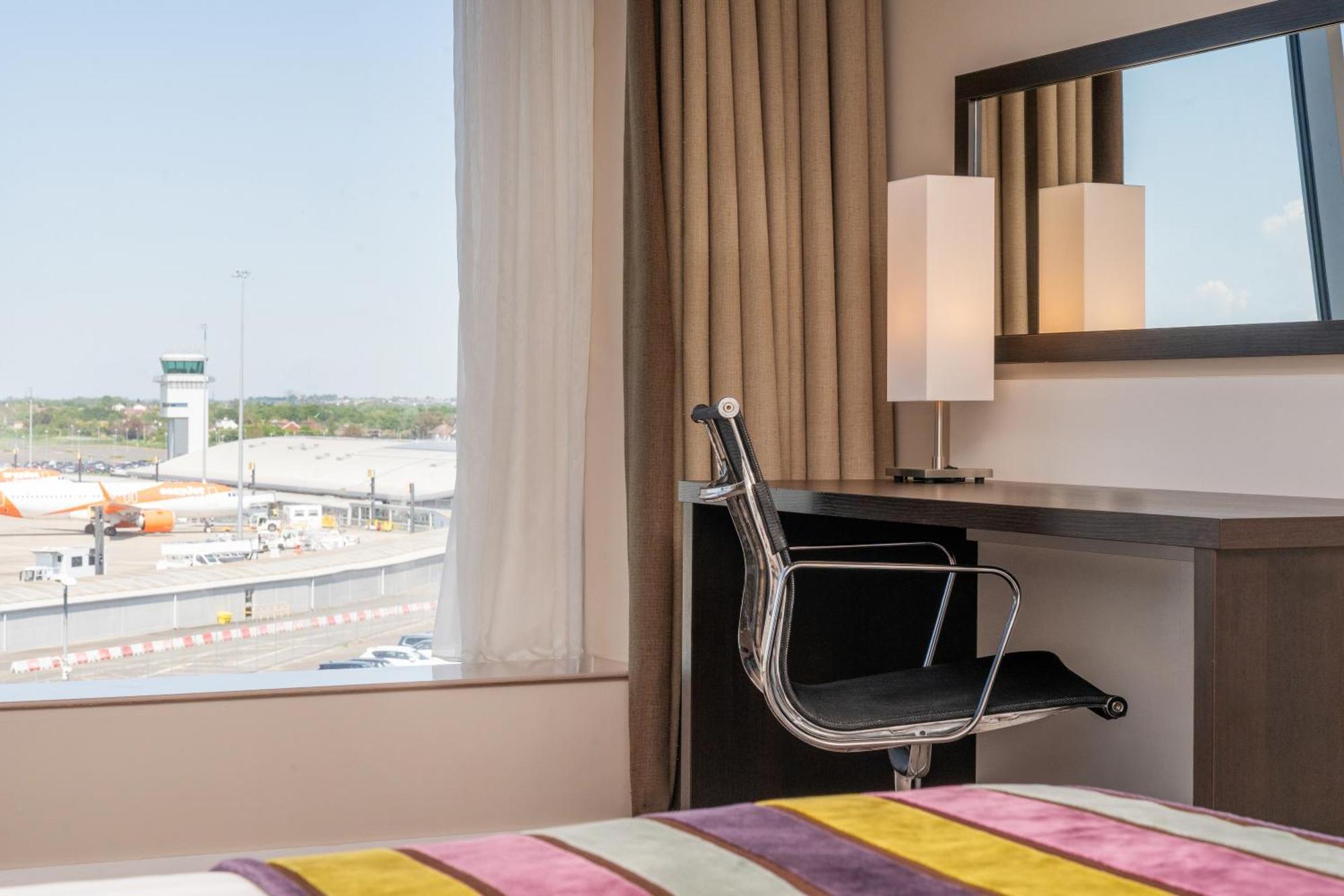 Premium King Room Airport View,1691996551:JPEG