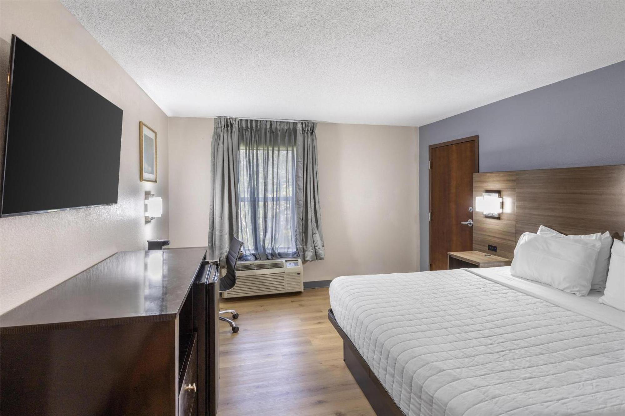 King Room with Roll-In Shower - Disability Access