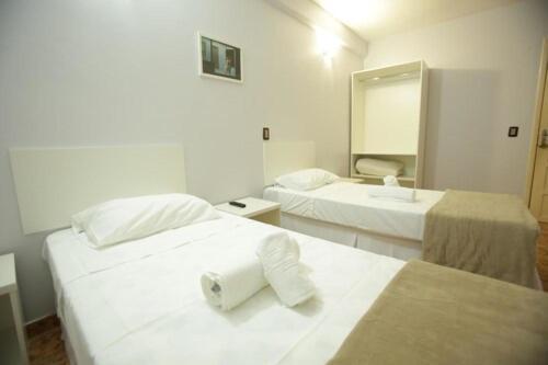 Quarto com 2 Camas de Solteiro e Banheiro Privativo