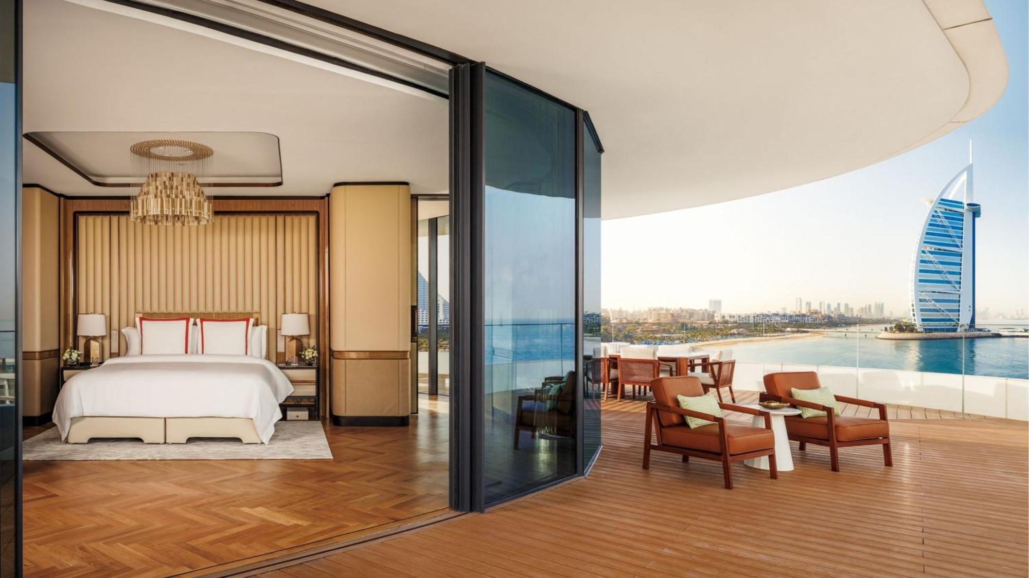 Ocean Grand Suite met Terras en Panoramisch Uitzicht, inclusief privébutler, toegang tot de Iliana Pool Club en retour luchthaventransfer