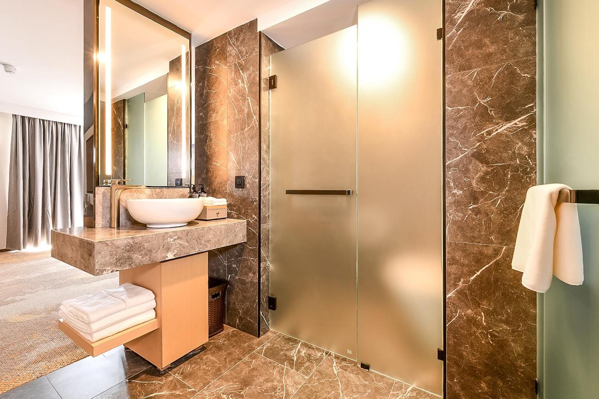 Executive Suite,1692196841:JPEG