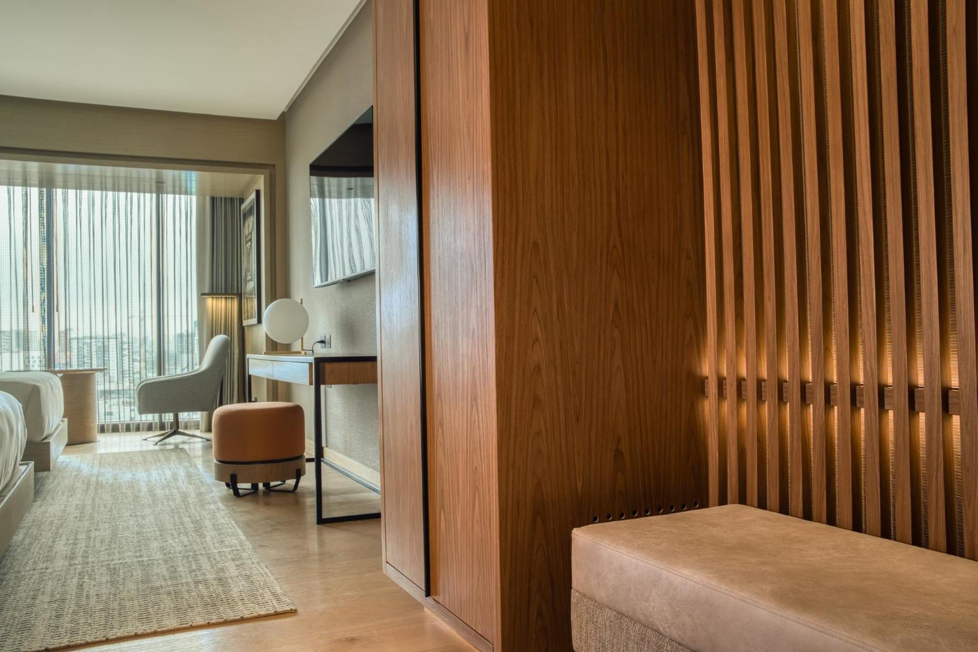 Classic Queen Room - High/Club Floor