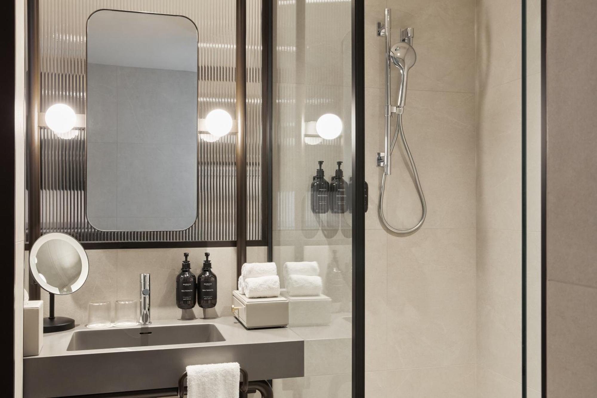Standard Queen Room with Harbour View - High Floor