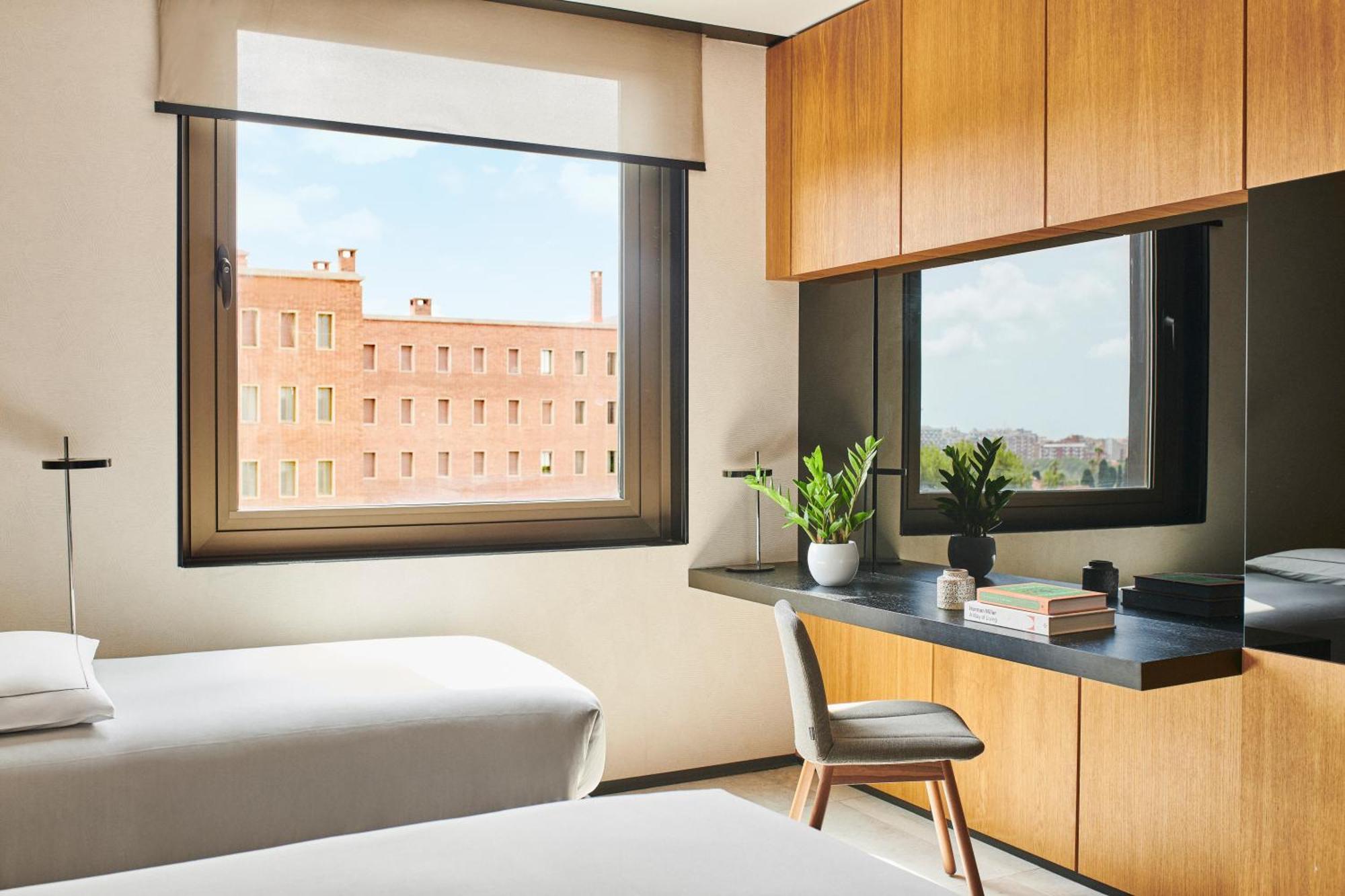 Habitación con cama extragrande y cama supletoria