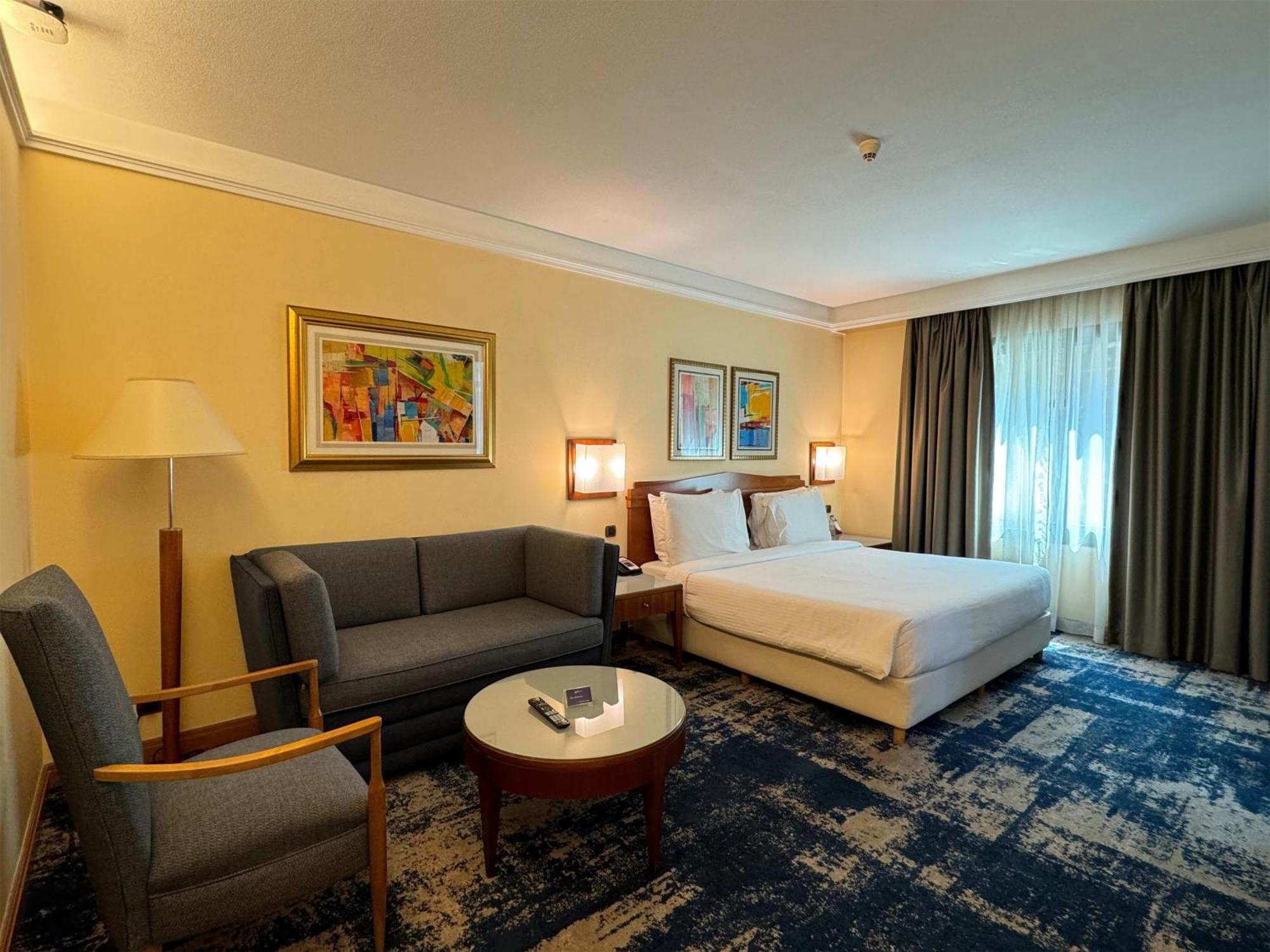Junior Corner Suite with Lounge Access
