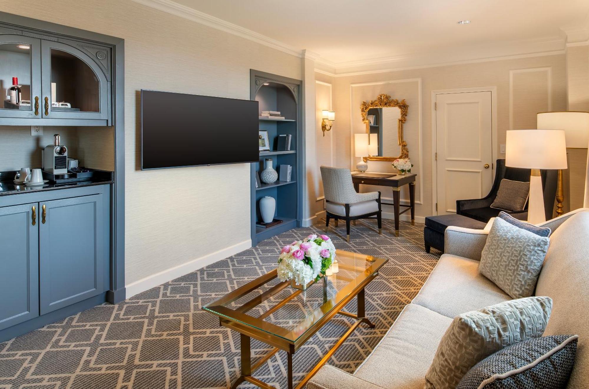 One-Bedroom King Suite Willard View