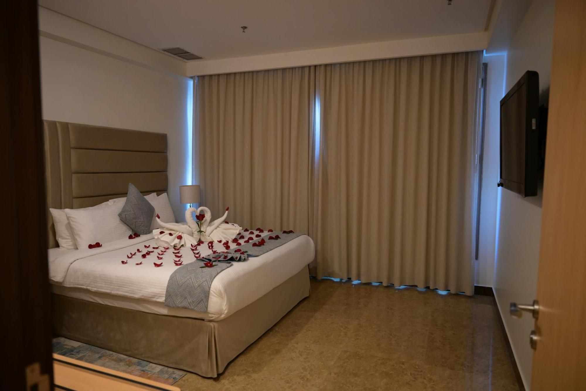 One-Bedroom King Apartment with Kitchenette and Sofa - Non-Smoking
