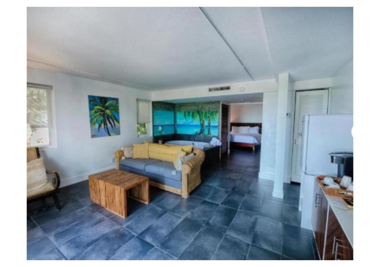 Suite con cama extragrande y vistas al mar