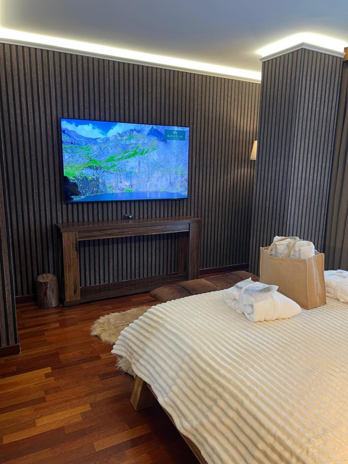 Grand Suite with Mountain View