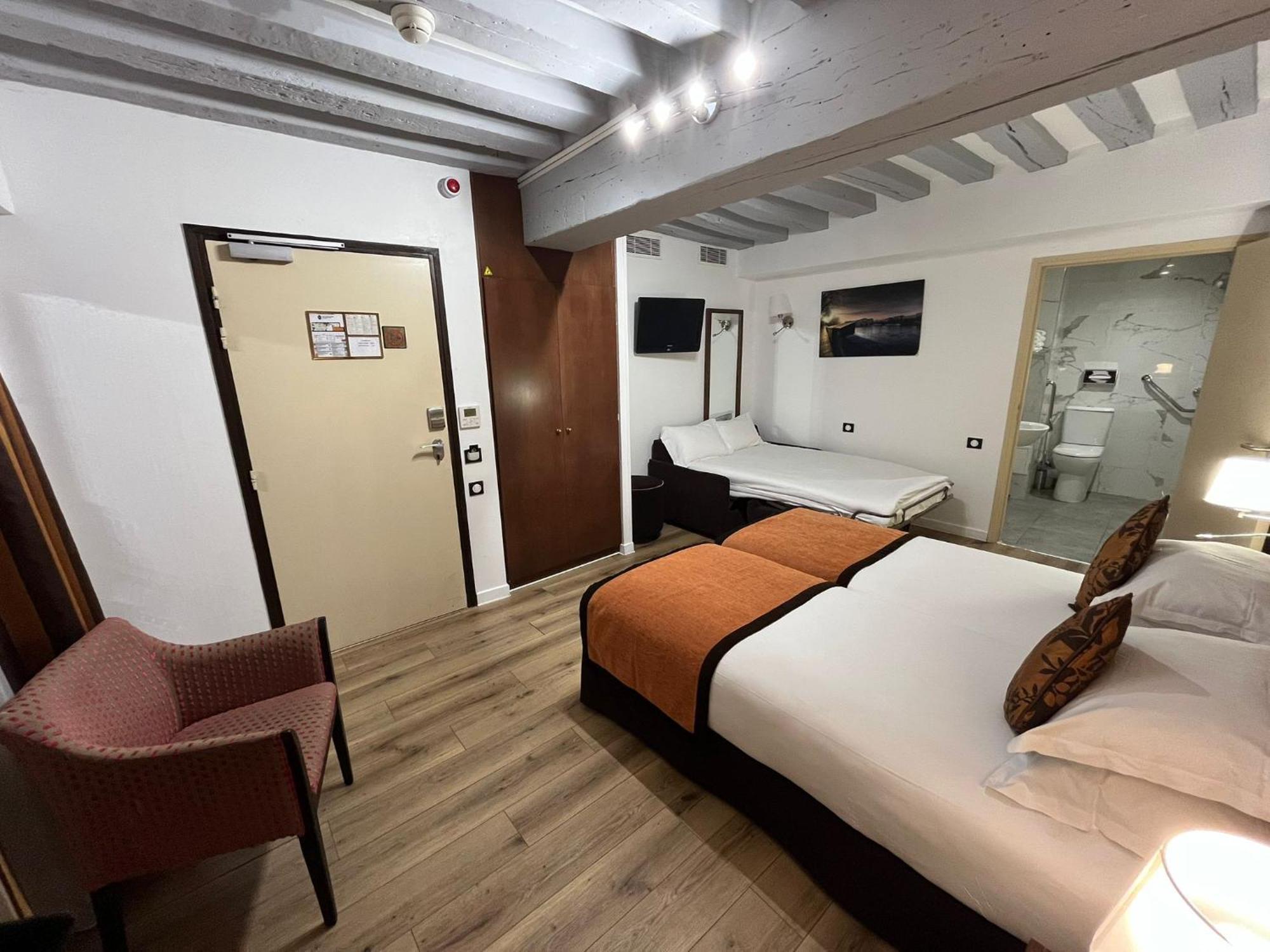 FAMILY Room Accessible to Persons Reduced Mobility Ground Floor Courtyard View