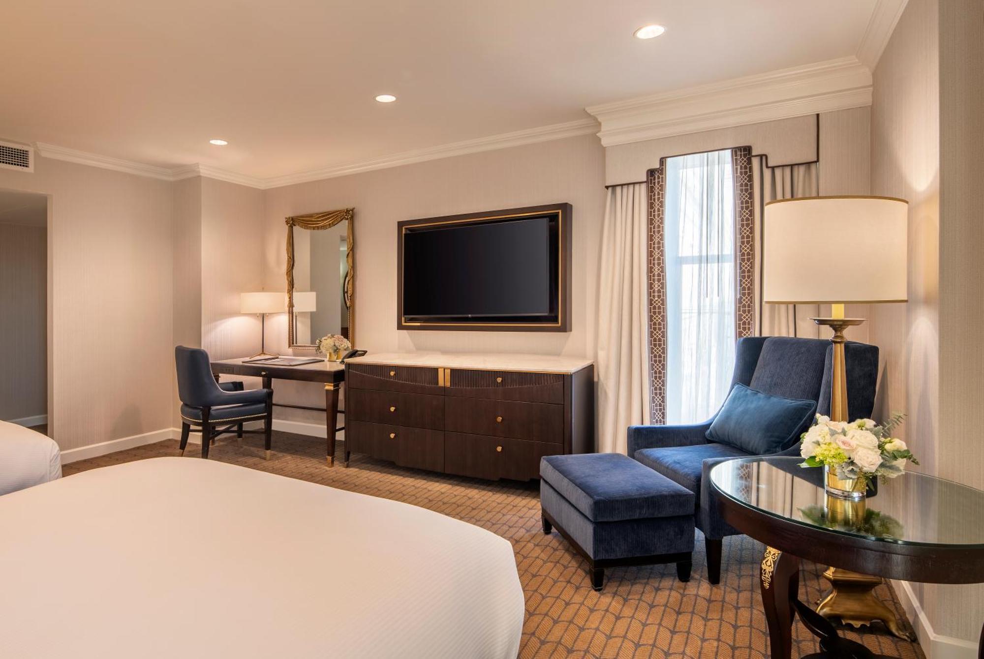 Oval Queen Suite Washington Monument View