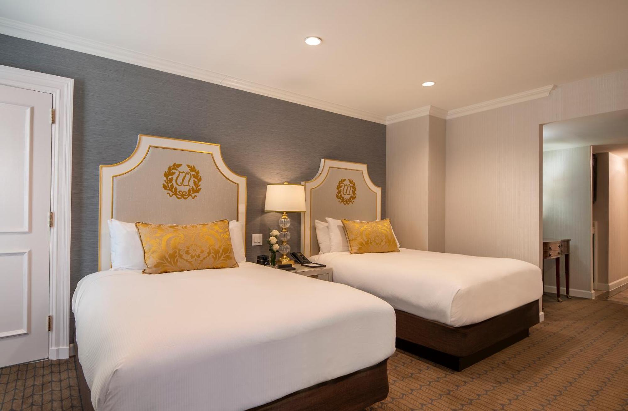 Oval Queen Suite Washington Monument View