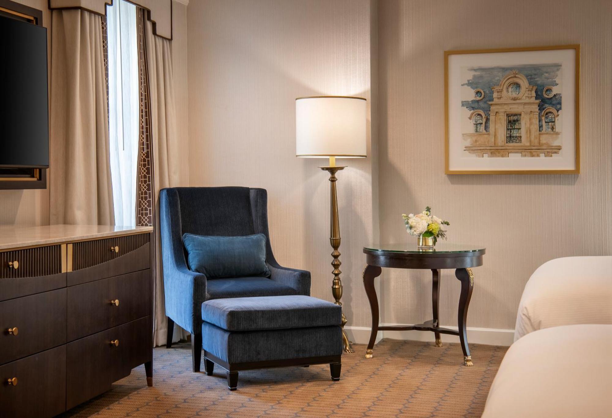 Oval Queen Suite Washington Monument View