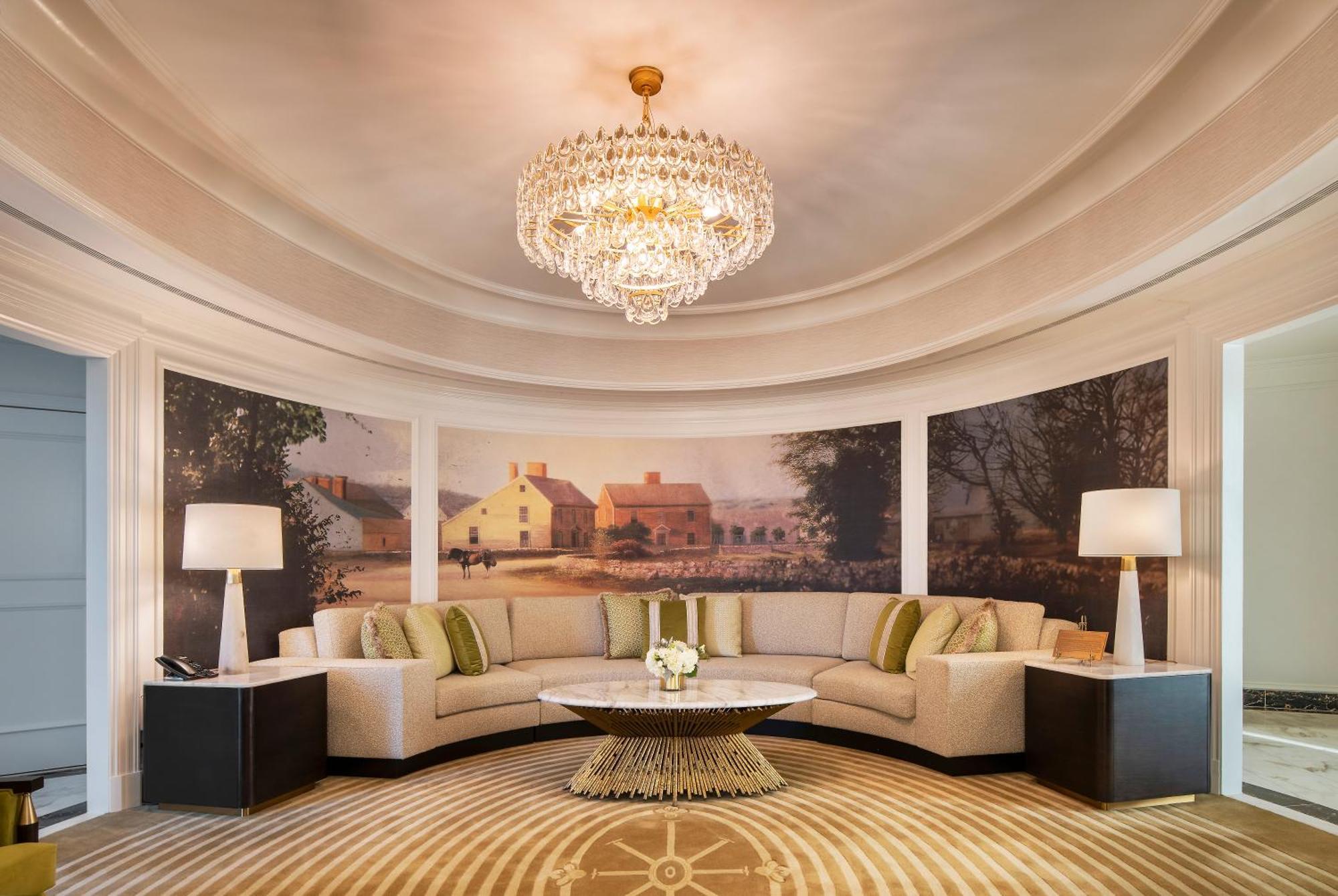 Oval Queen Suite Washington Monument View
