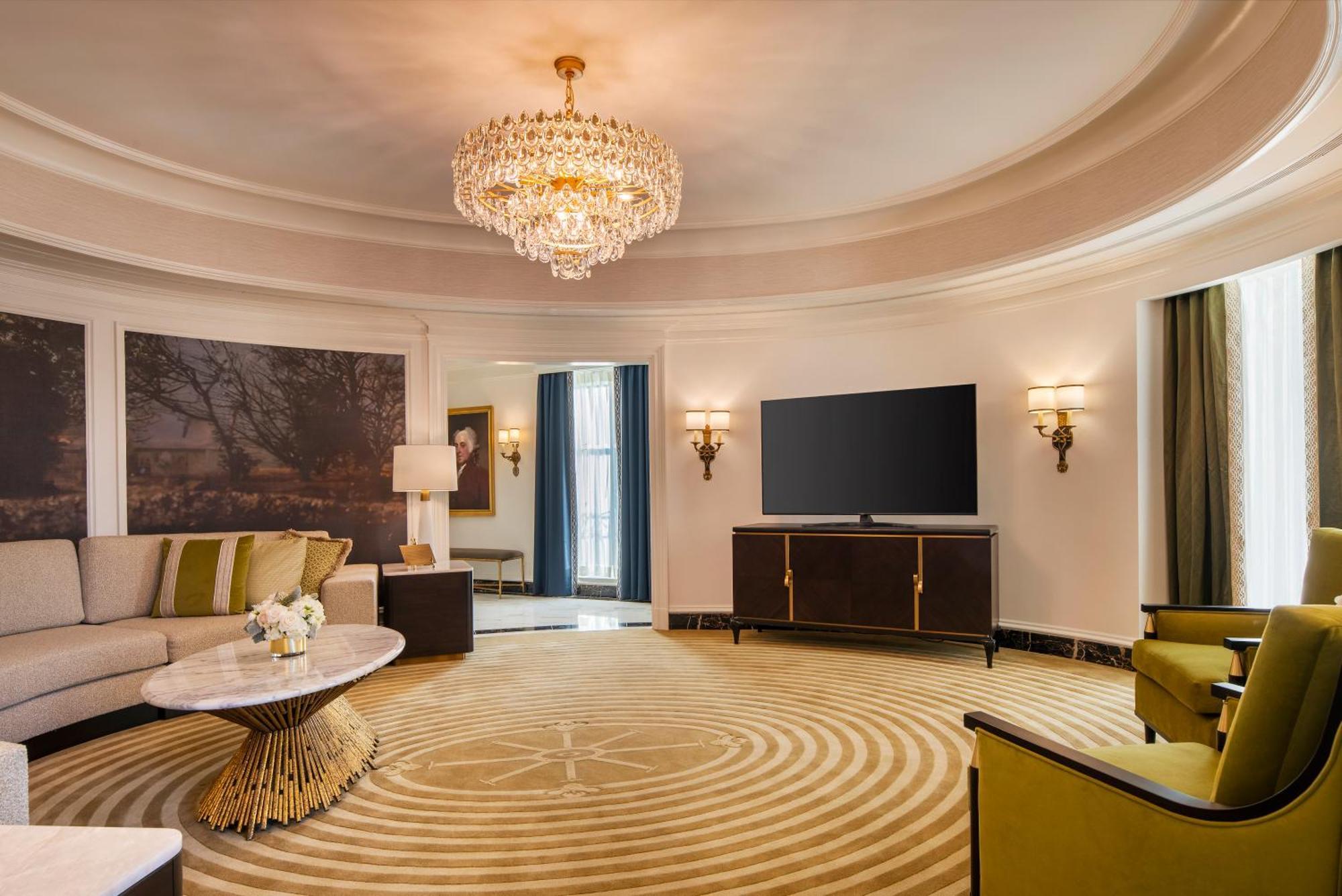Oval Queen Suite Washington Monument View