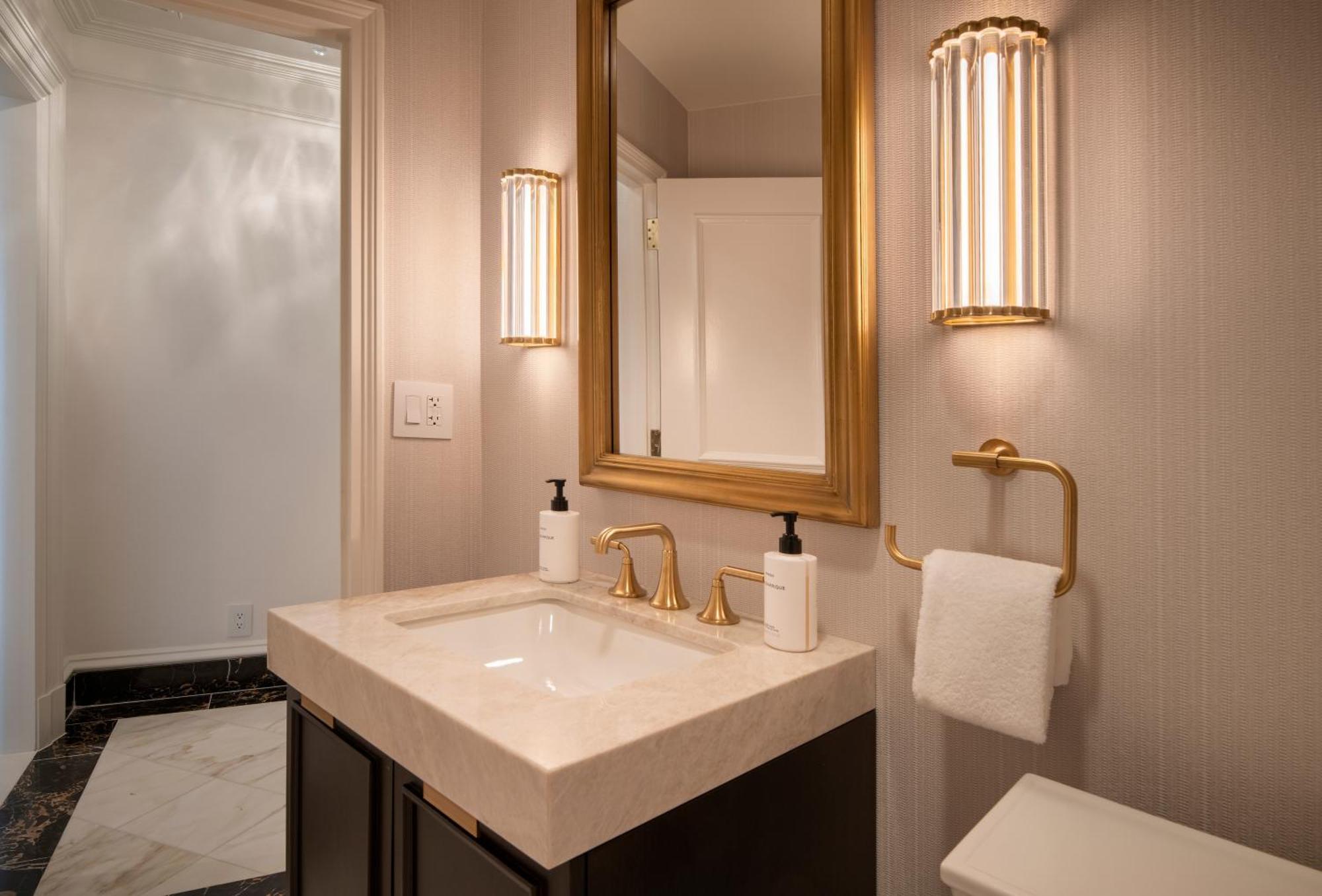 Oval Queen Suite Washington Monument View