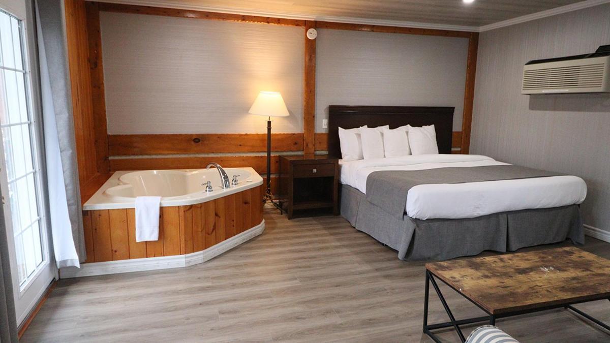 King Suite with Jacuzzi (Lake View)