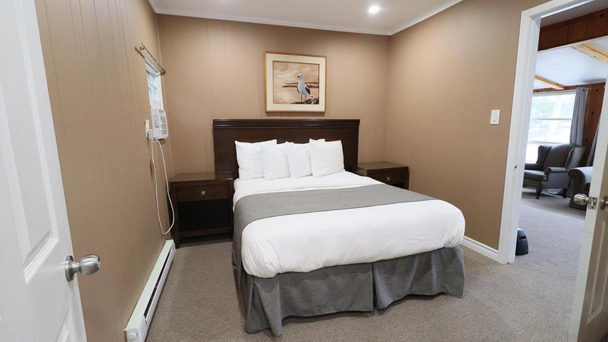 Two-Bedroom Cottage with Two Queen Beds - Lake View