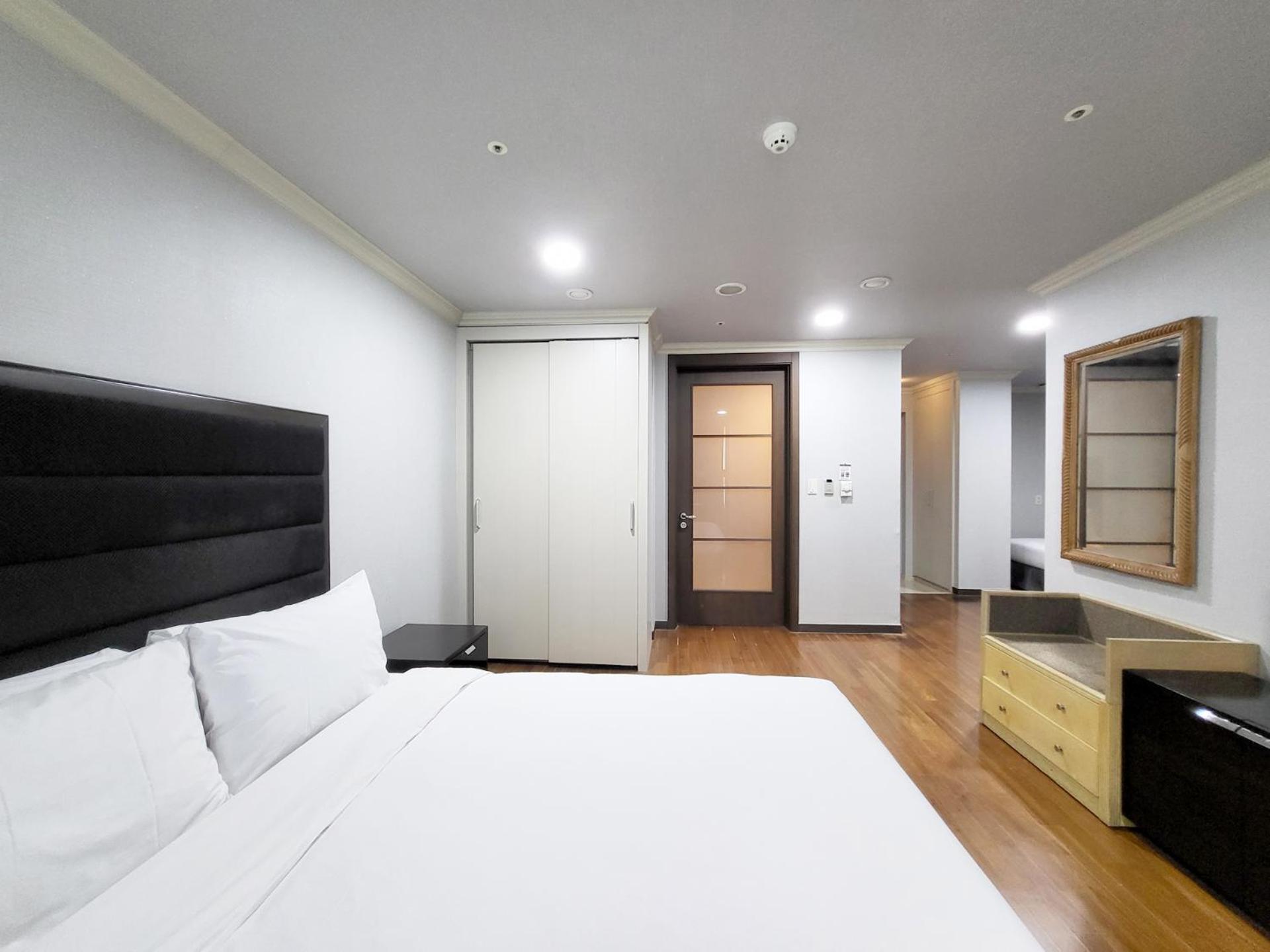 Premier Twin Room – Includes One Small Dog Under 10kg