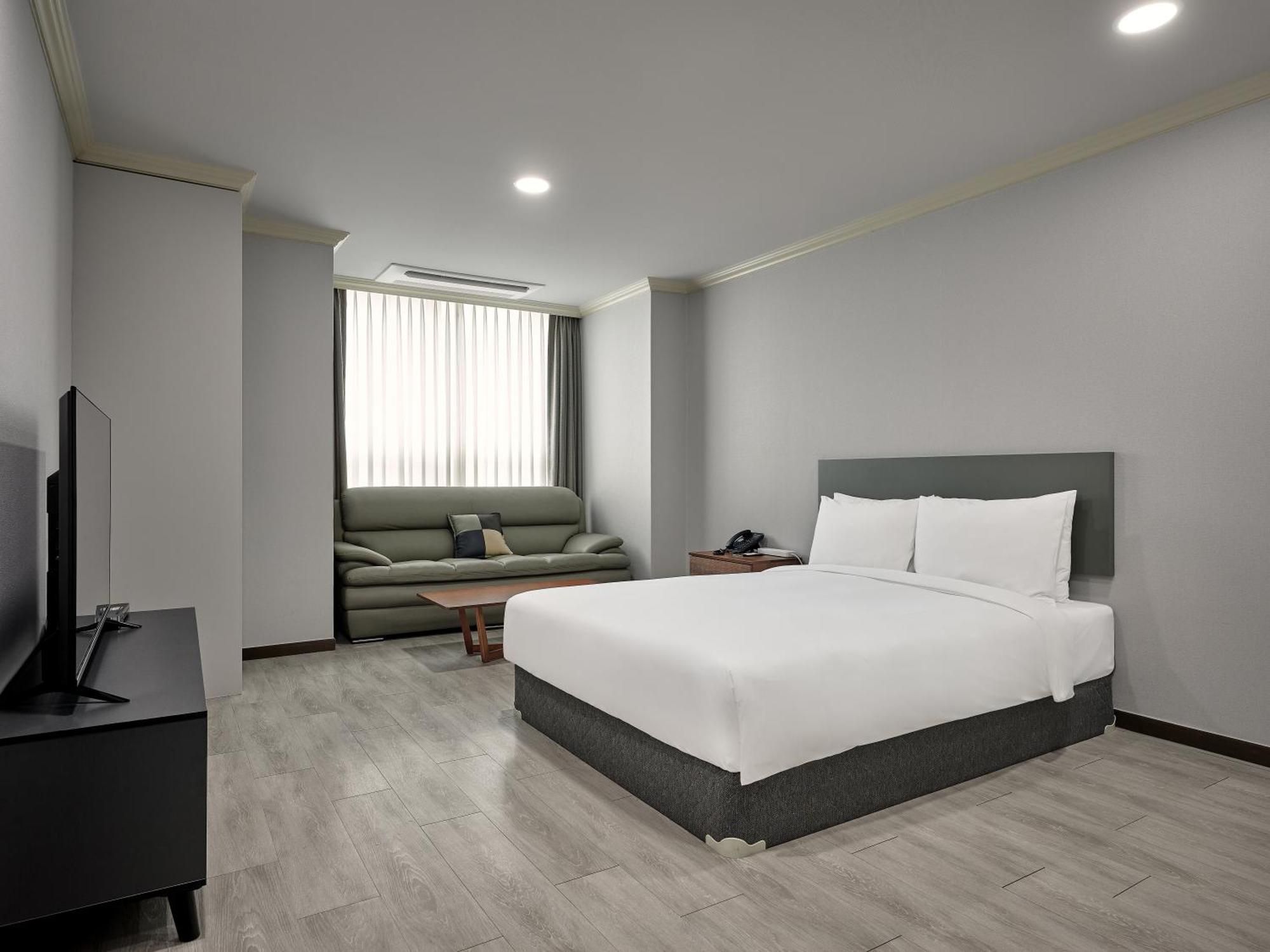 Premier Twin Room – Includes One Small Dog Under 10kg