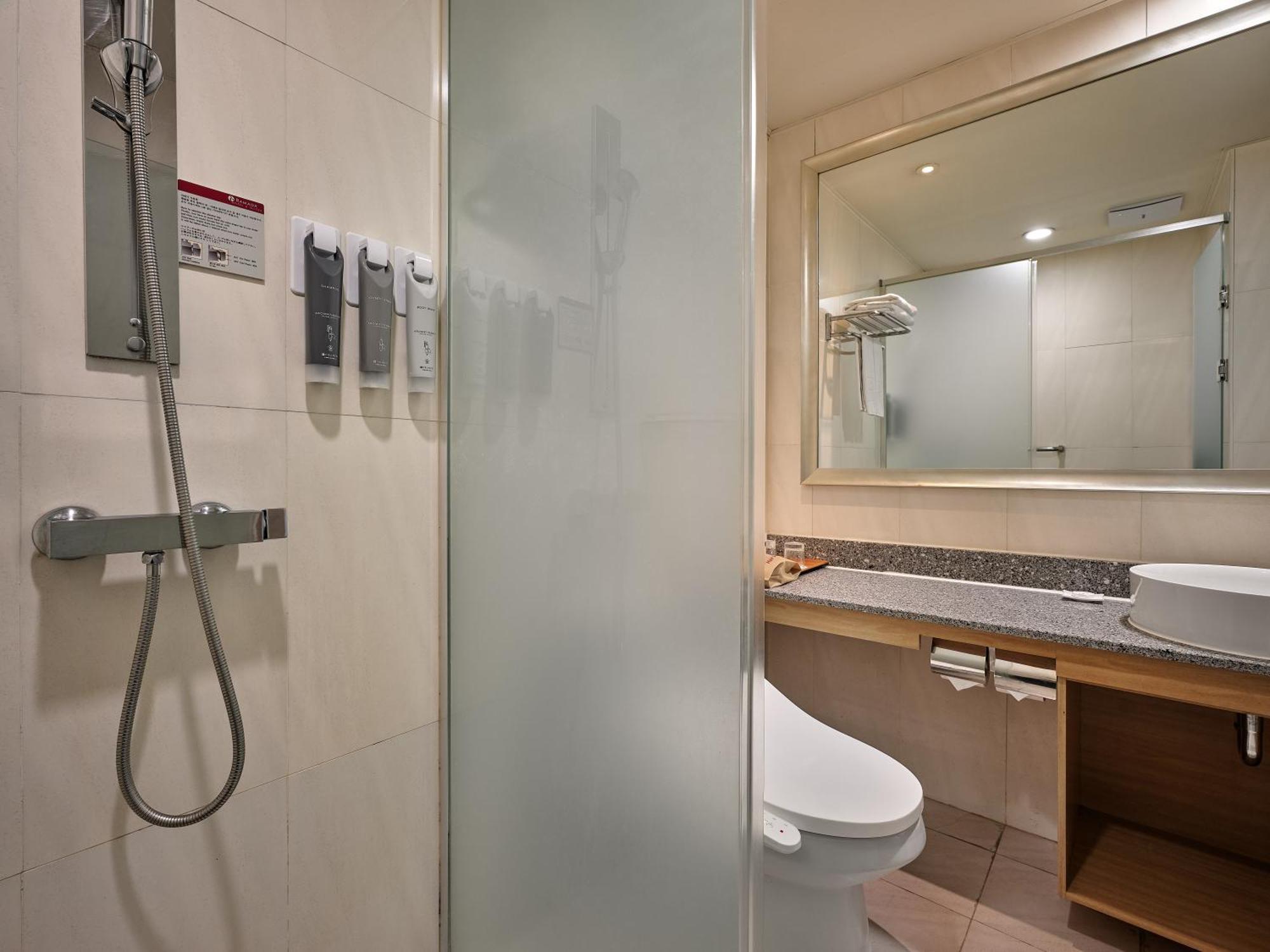 Premier Twin Room – Includes One Small Dog Under 10kg