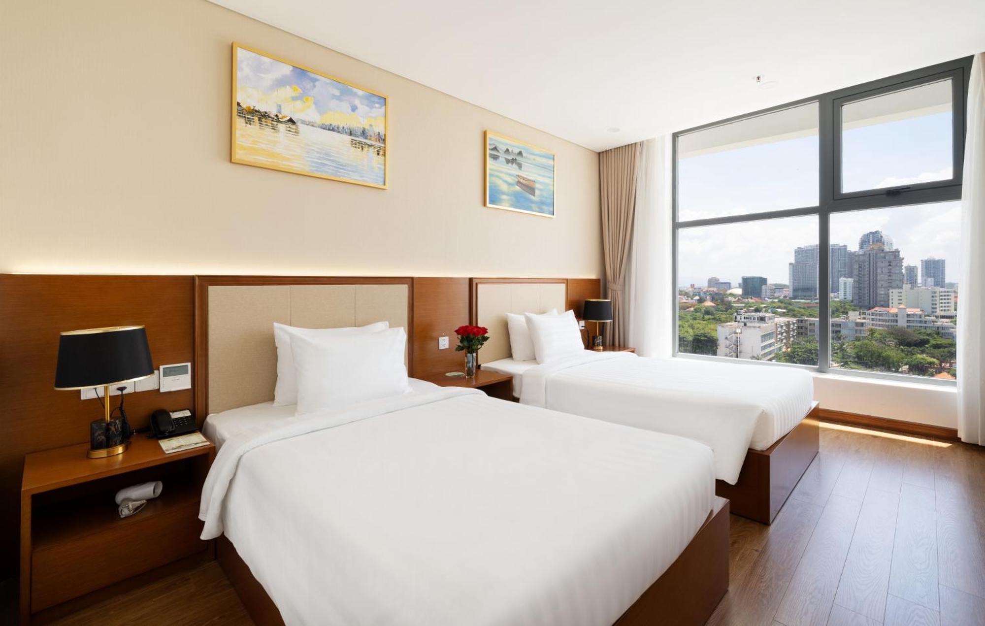 Deluxe Twin Room with Partial Sea View