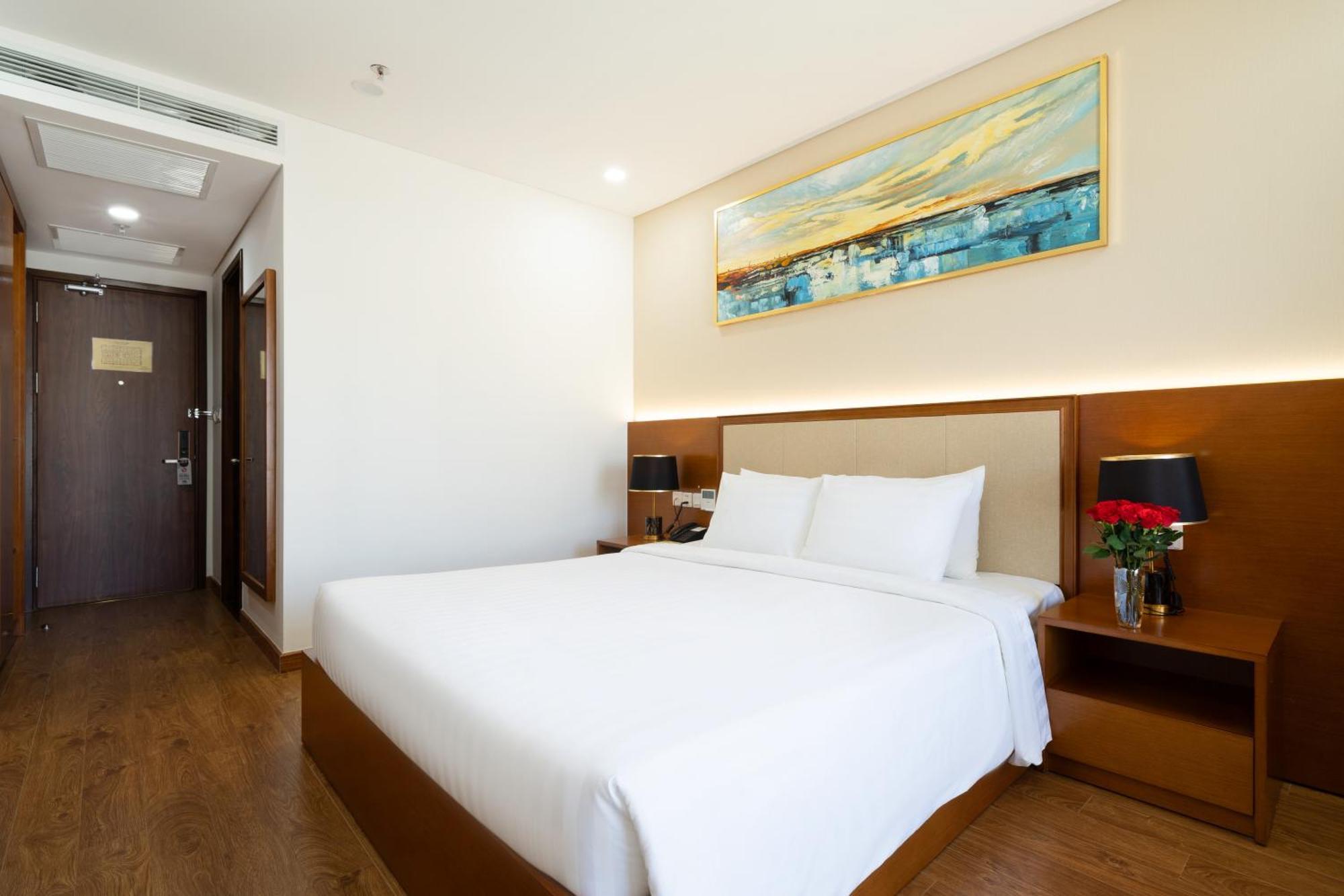 Deluxe Double Room with Balcony and Partial Sea View