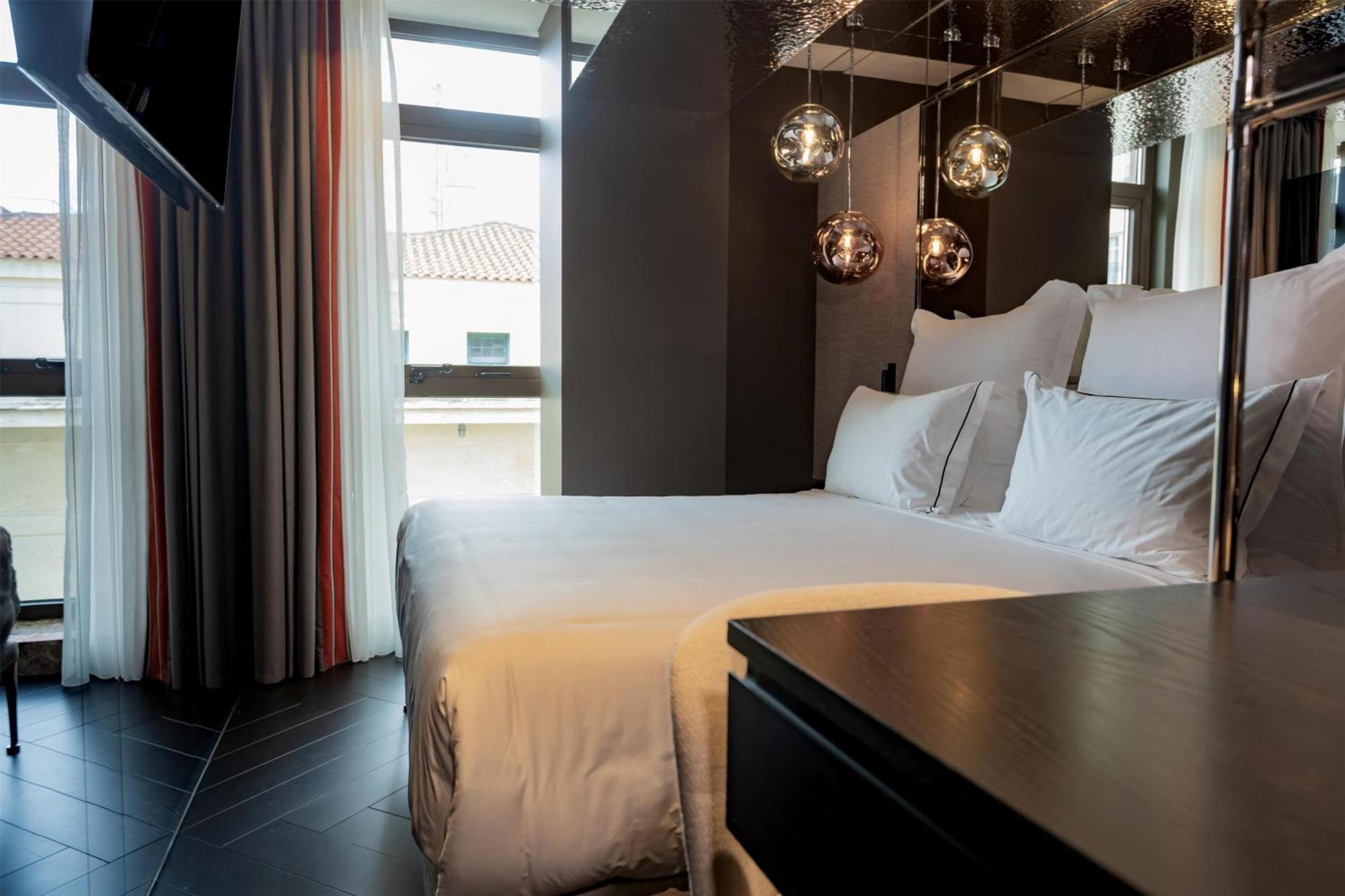 Habitación con cama extragrande y sofá cama