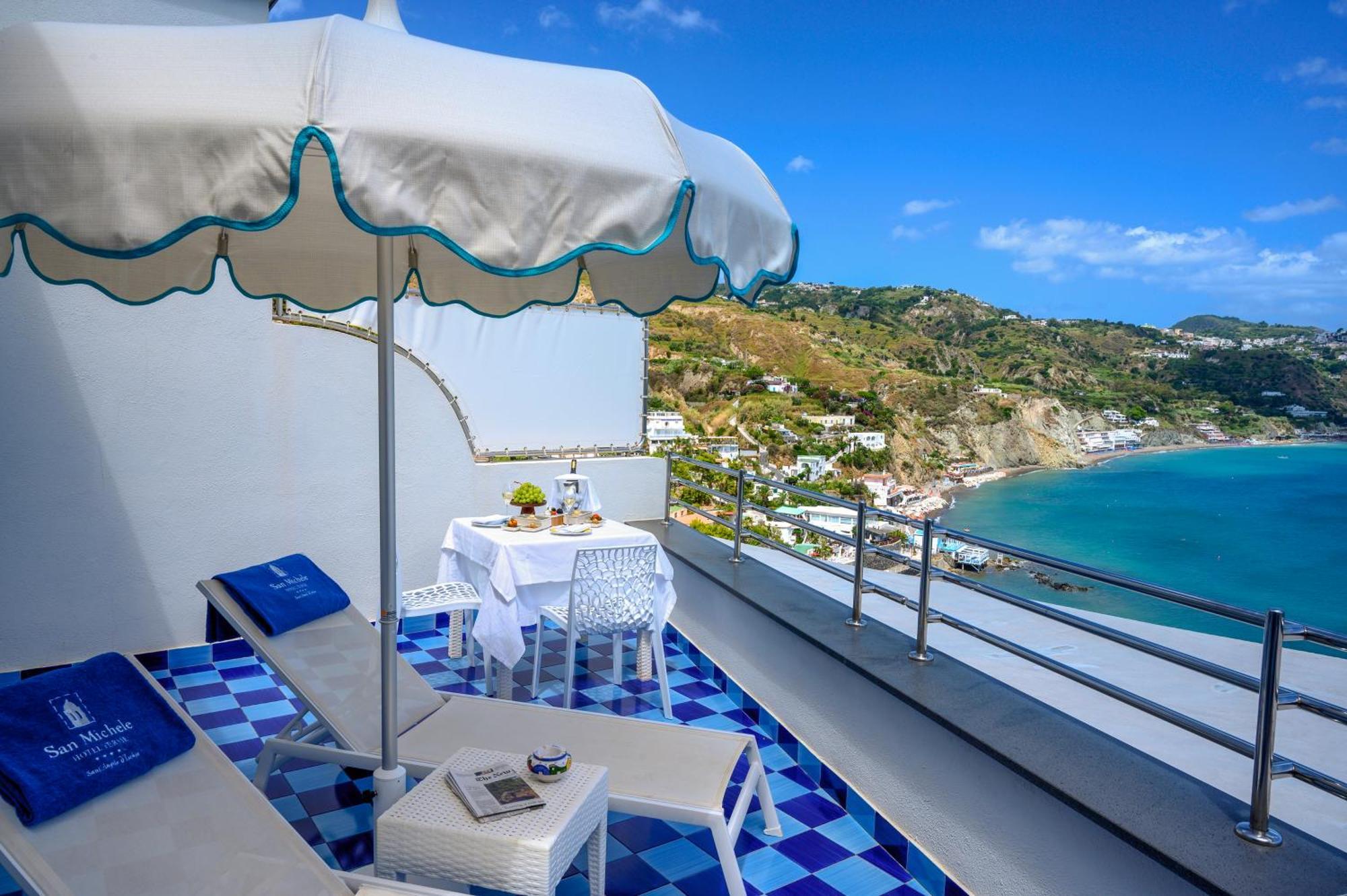Deluxe King Room with Terrace and Sea View - Non-Smoking