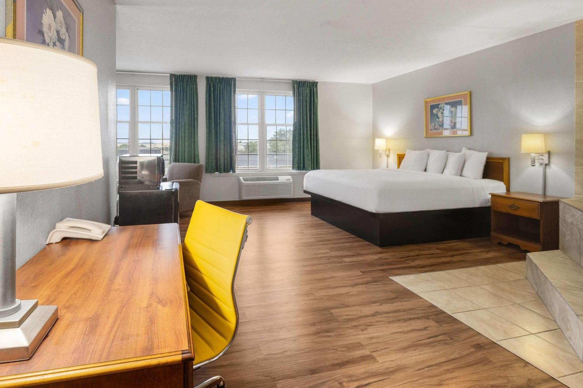 1 King Bed, Studio Suite, Second Floor, Non-Smoking