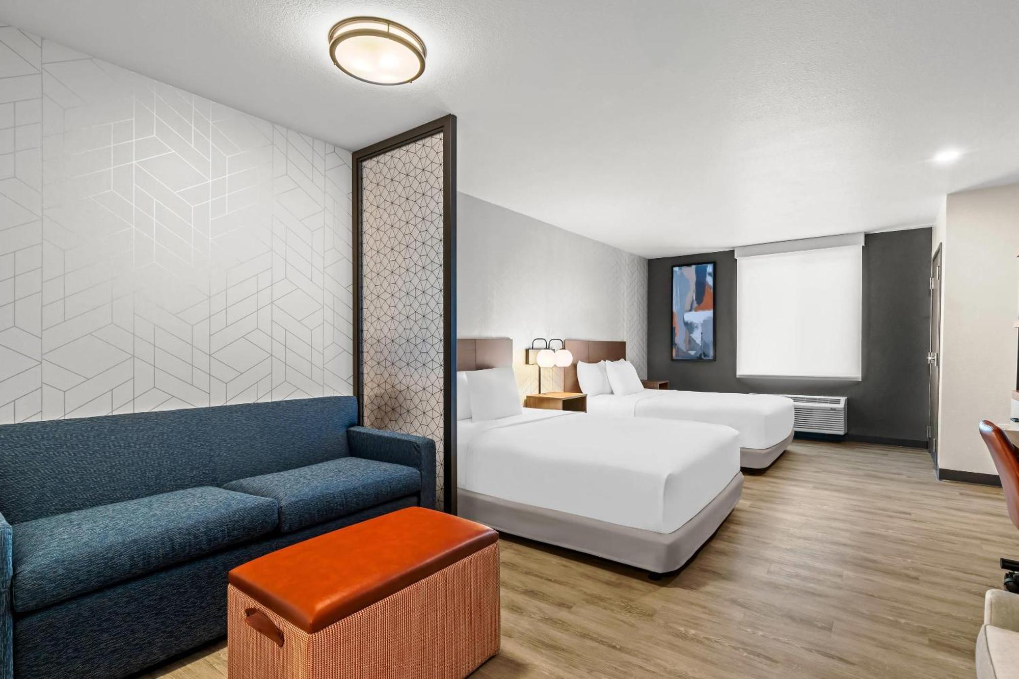 Queen Suite with Two Queen Beds and Tub - Disability Access/Non Smoking