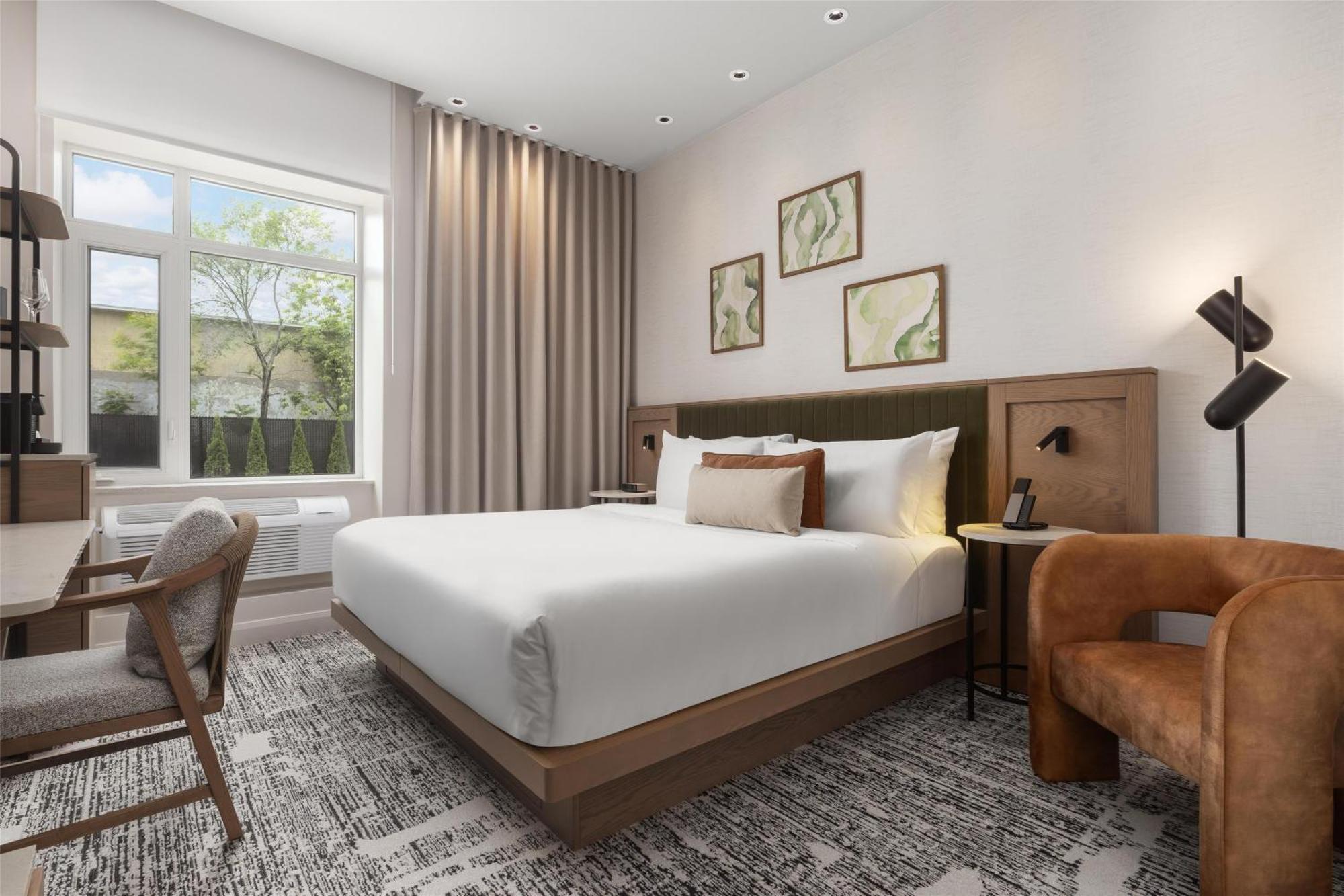 King Room with Bath Tub - Mobility Accessible