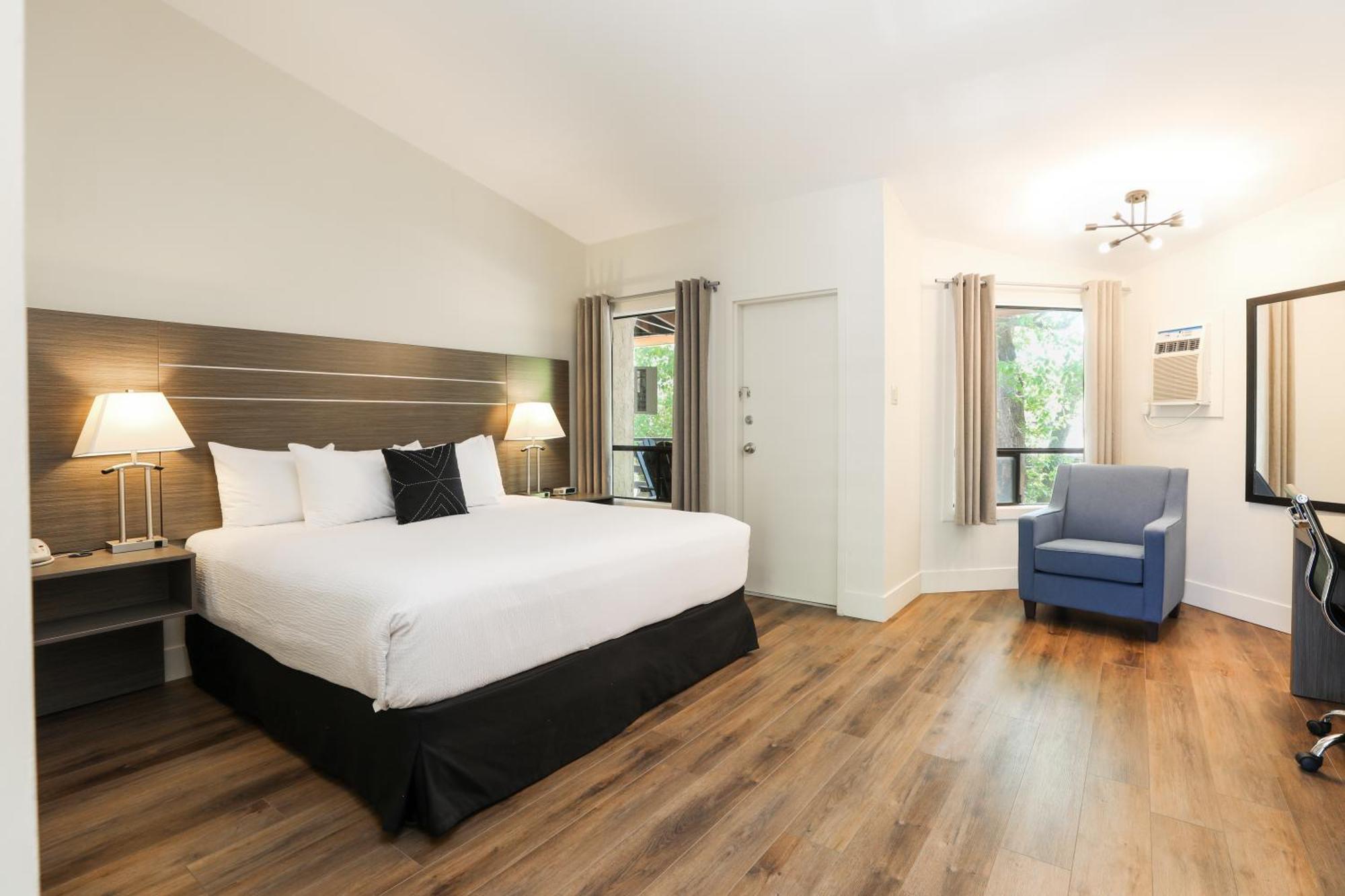 Suite with Lake View