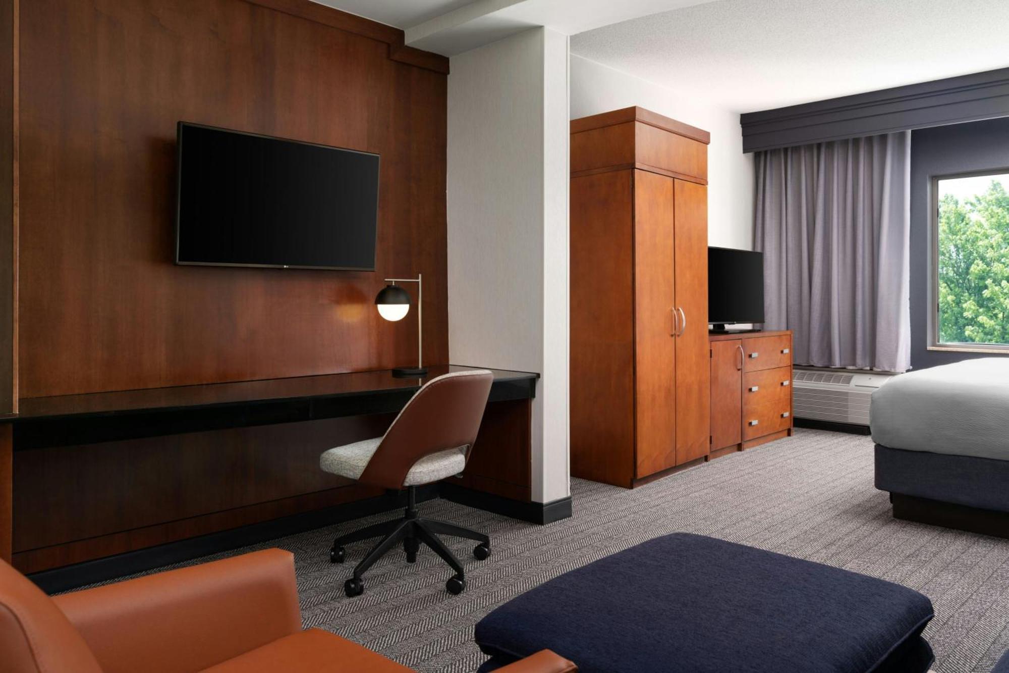 Studio with King Bed, Courtyard View and Sofa Bed