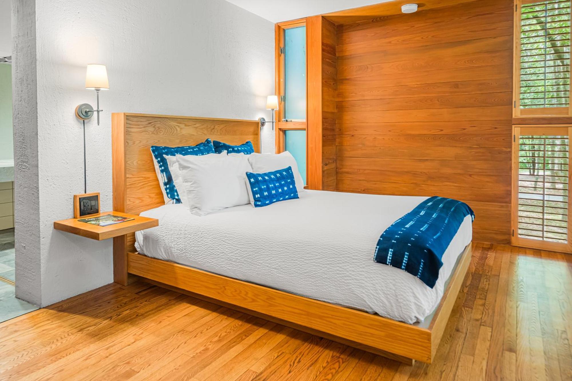 Standard Queen Room