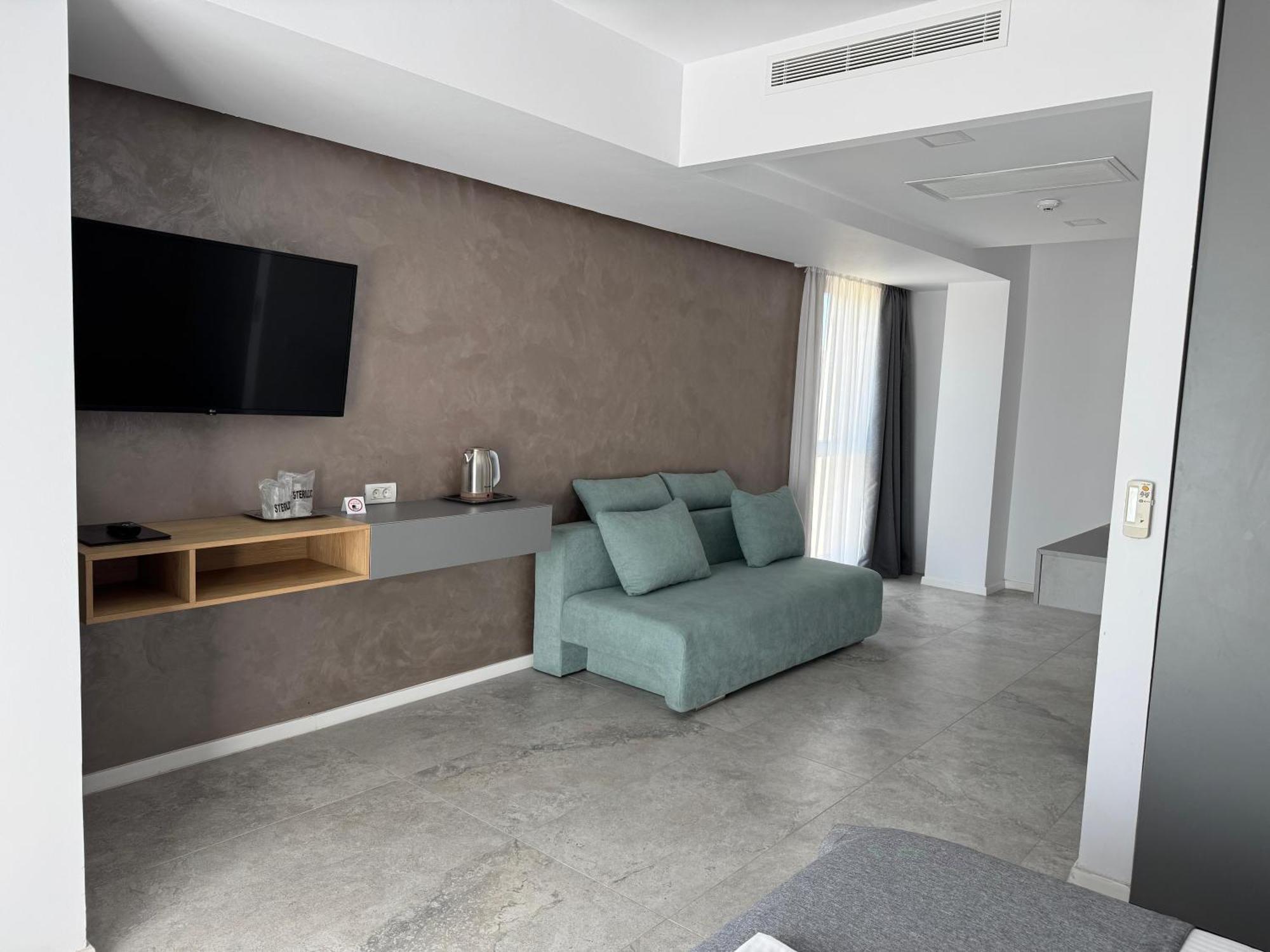 King Studio with Sofa Bed