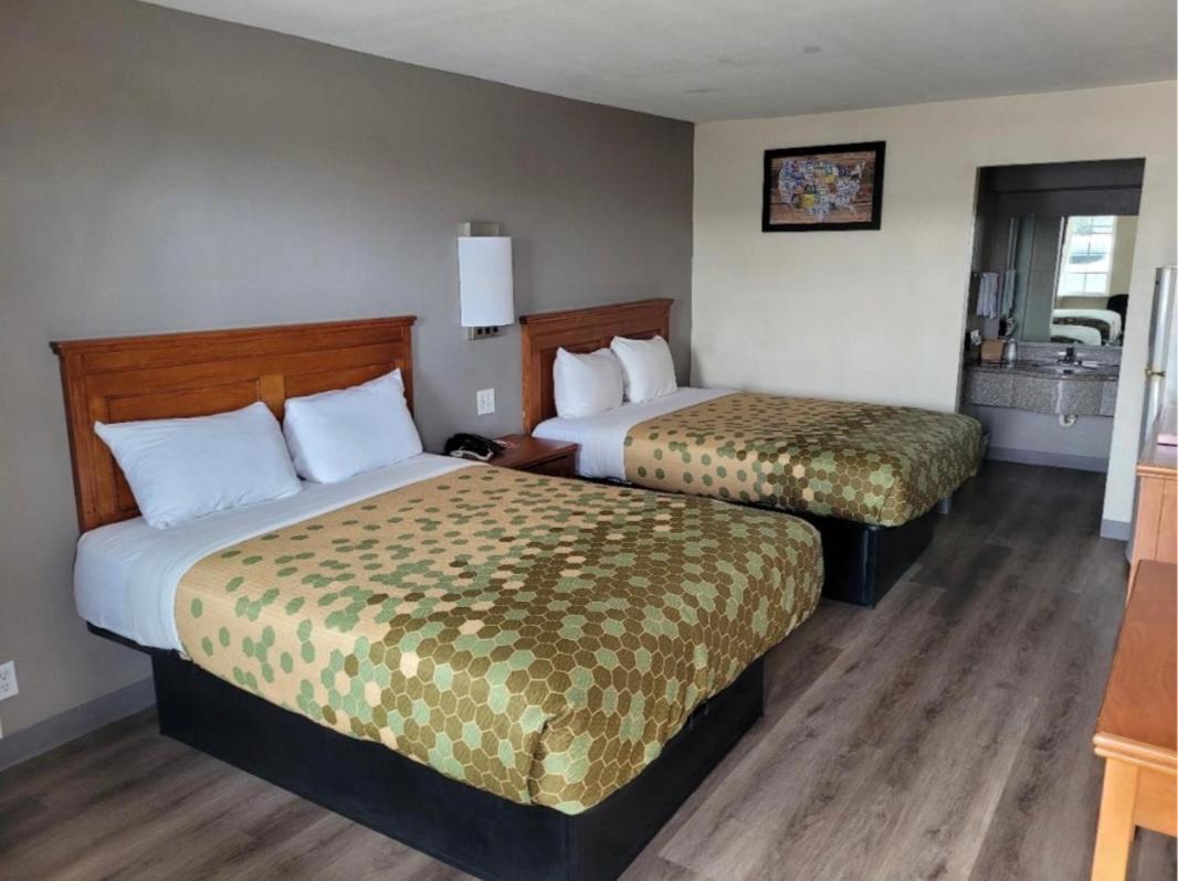 Queen Room with Two Queen Beds - Smoking