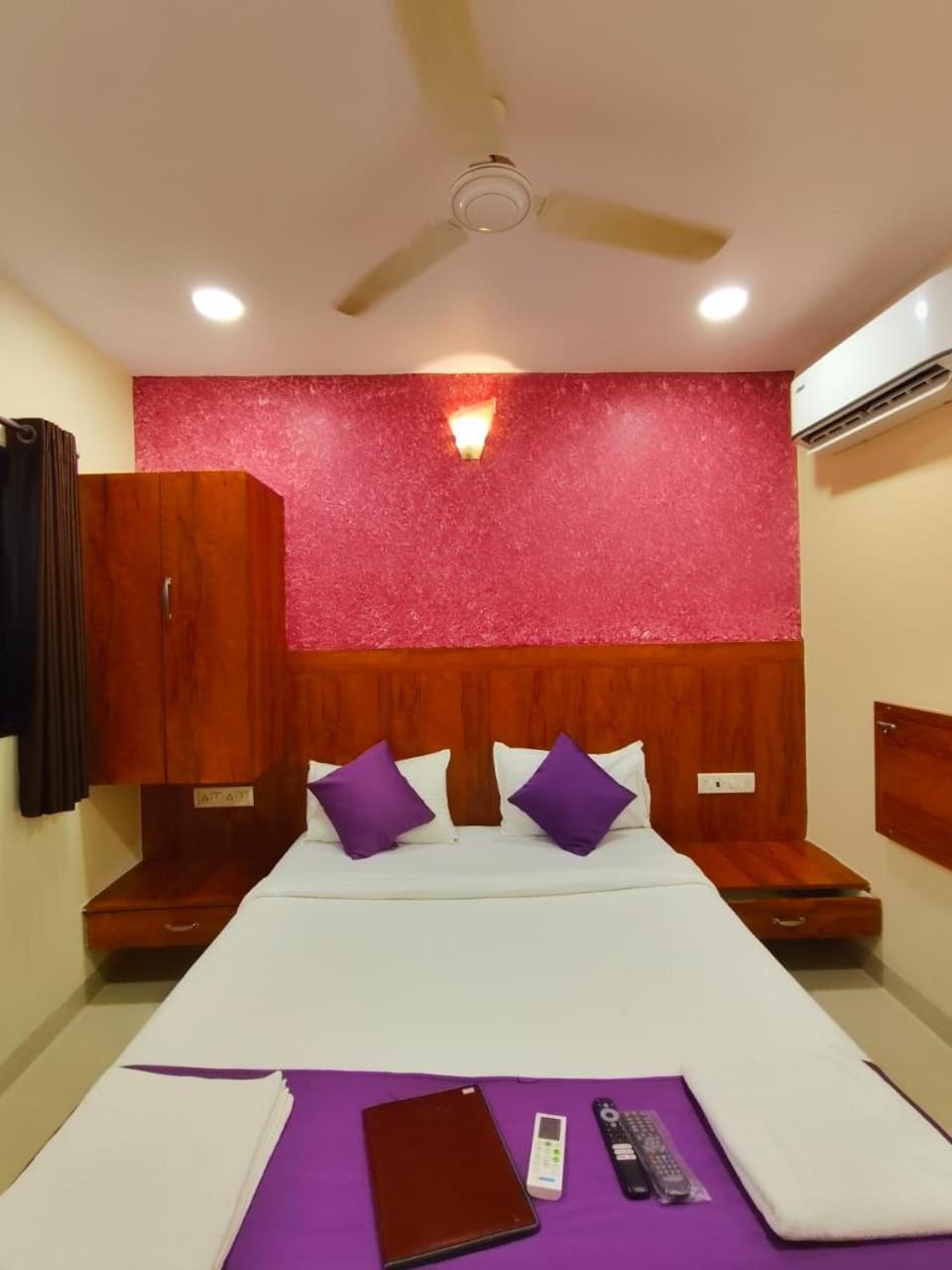 Deluxe Double Room (2 Adults + 1 Child)