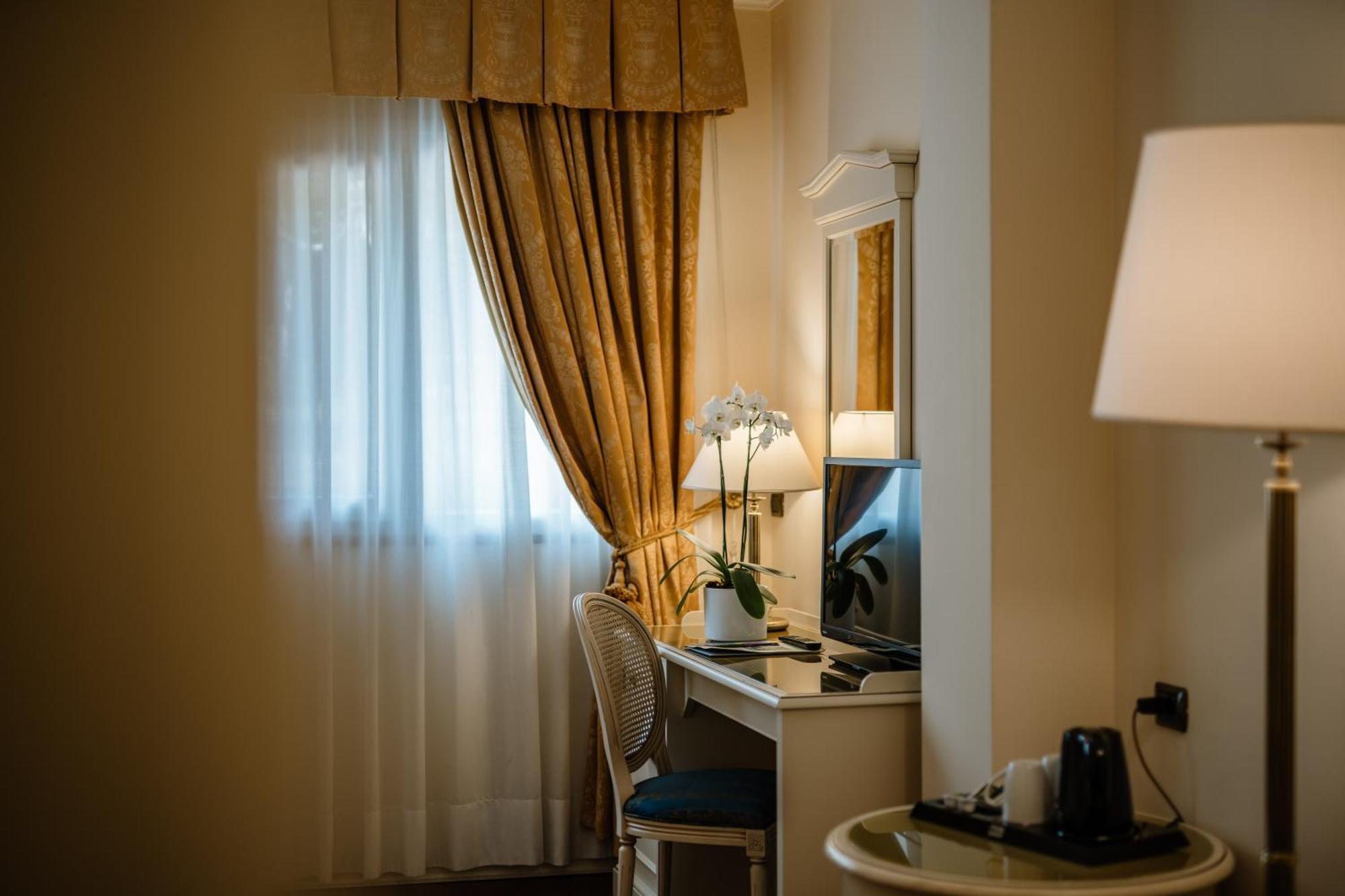 Superior Double Room with Partial Lake View