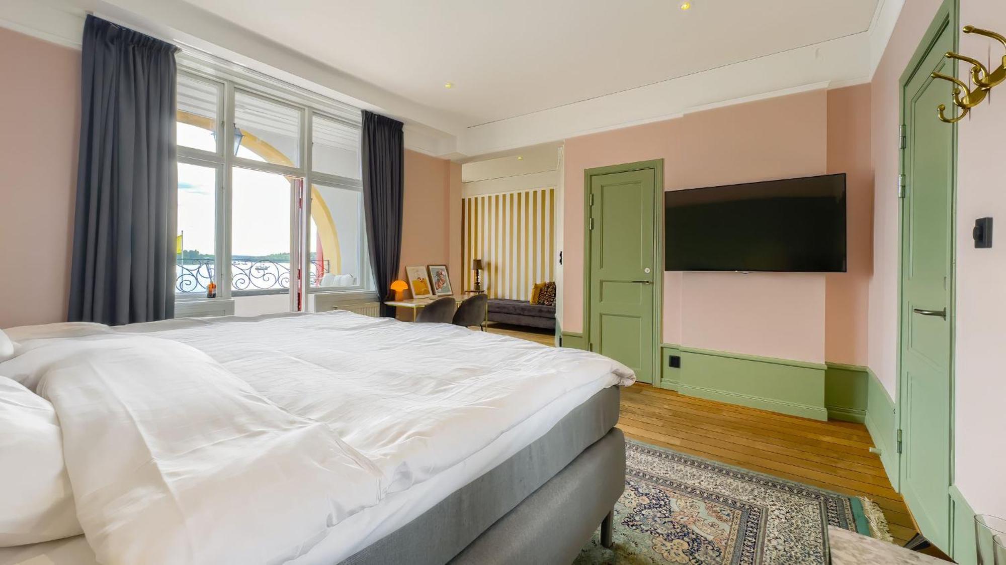 Suite with Balcony and Sea View