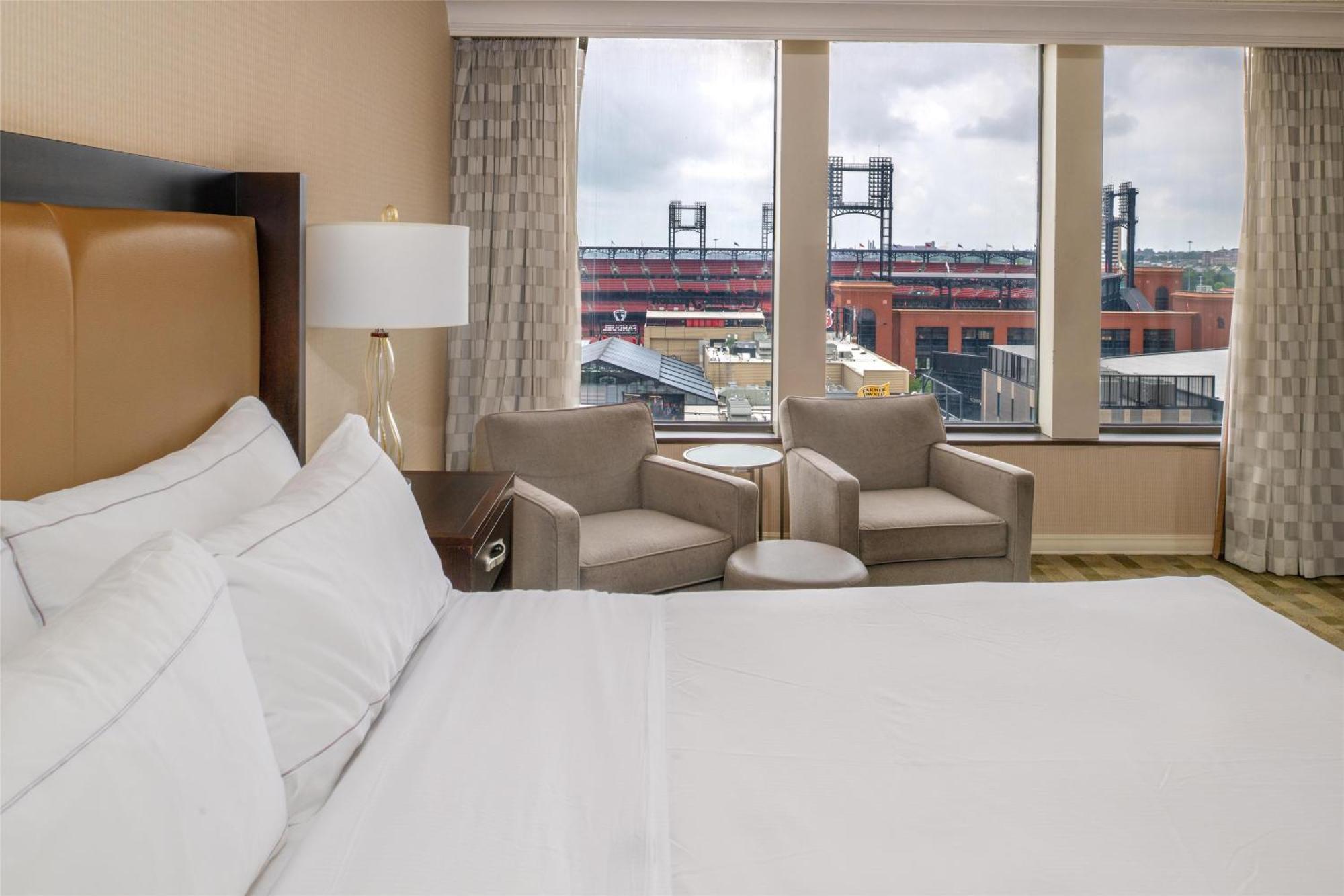 Habitación con cama extragrande y vistas al estadio