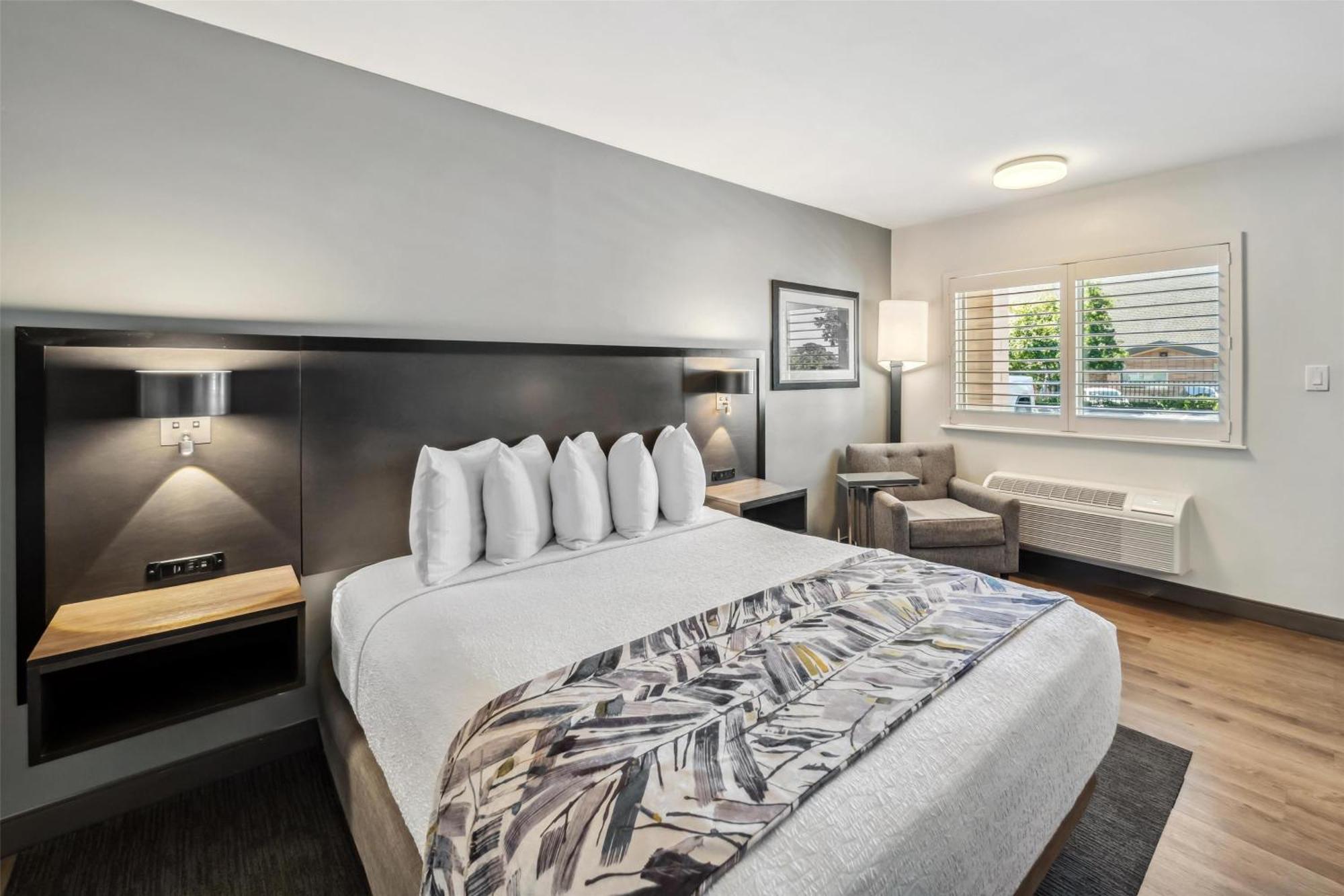 Executive Queen Room Roll Shower Mobility Accessible or Non-Smoking