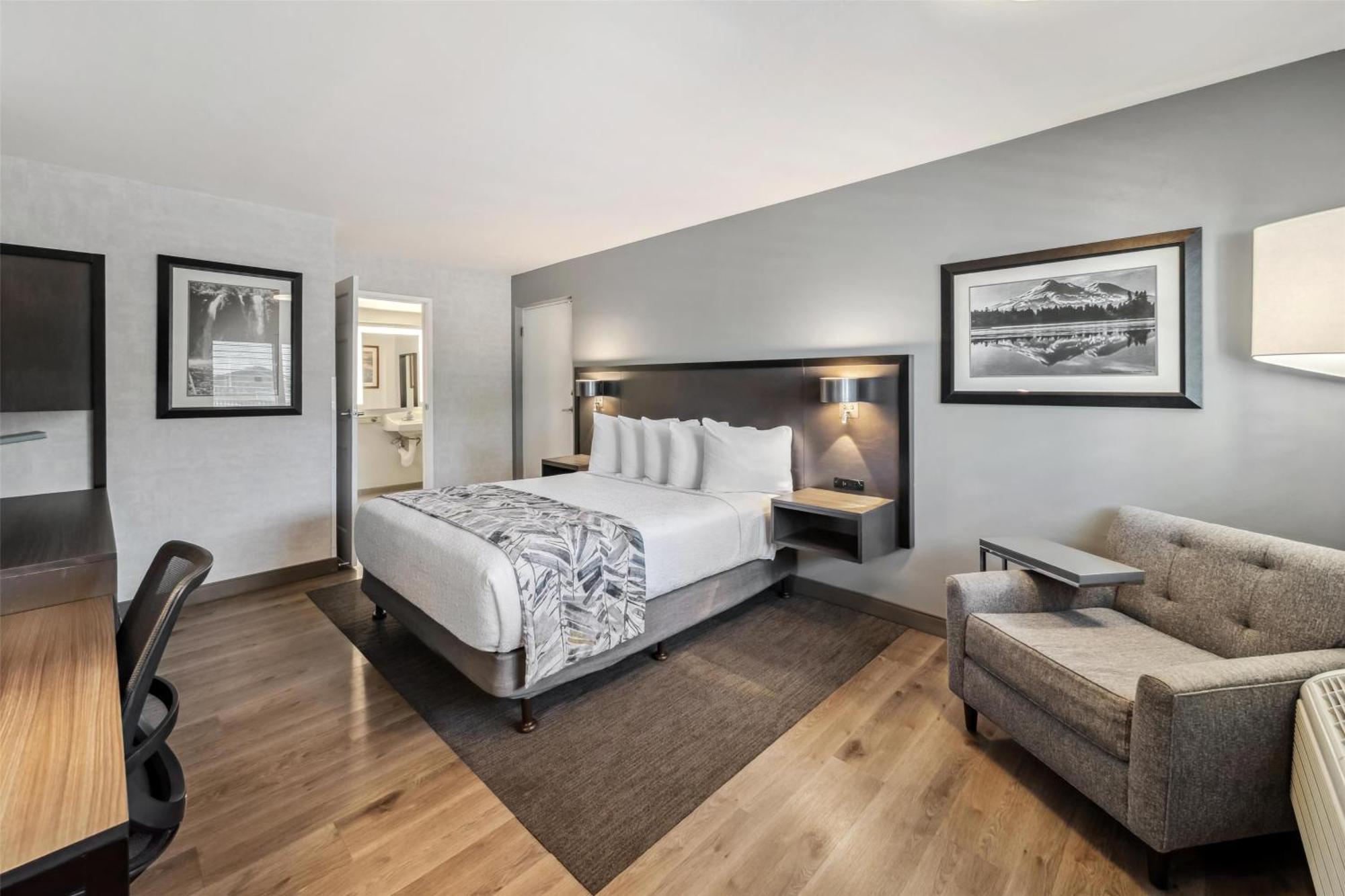 Executive Queen Room Roll Shower Mobility Accessible or Non-Smoking