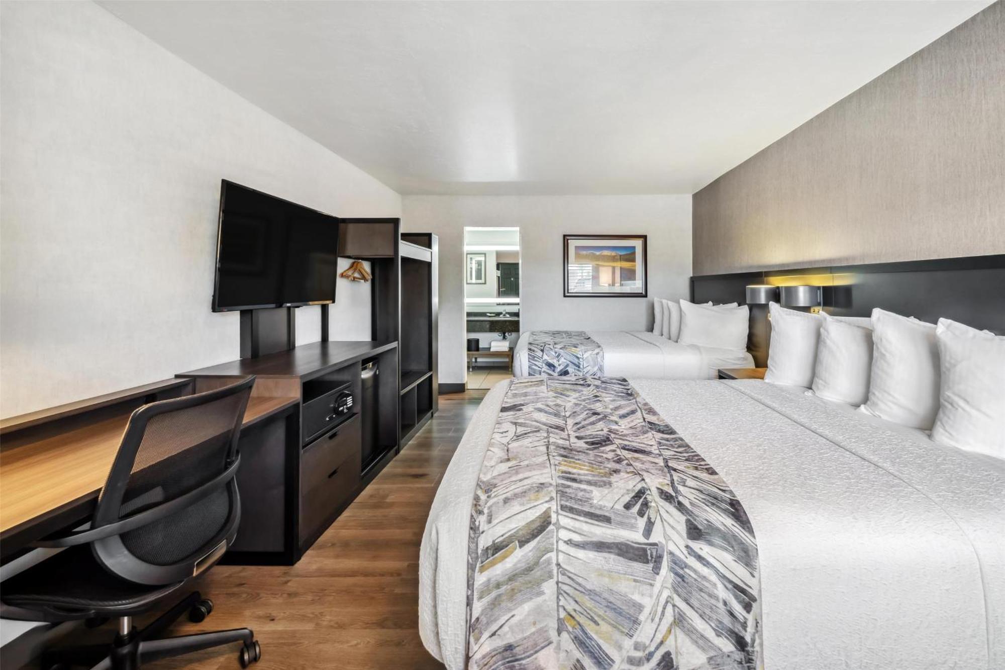 Executive Queen Room Two Queen Beds Pet Friendly or Non-Smoking